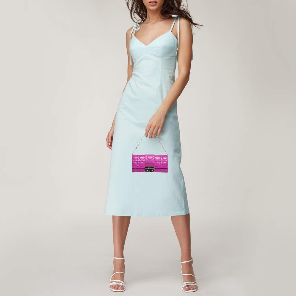 Gönnen Sie sich zeitlosen Luxus mit dieser Dior WOC. Dieses sorgfältig gefertigte Kultobjekt vereint Erbe, Eleganz und Handwerkskunst und verleiht Ihrem Stil eine unvergleichliche Raffinesse.

