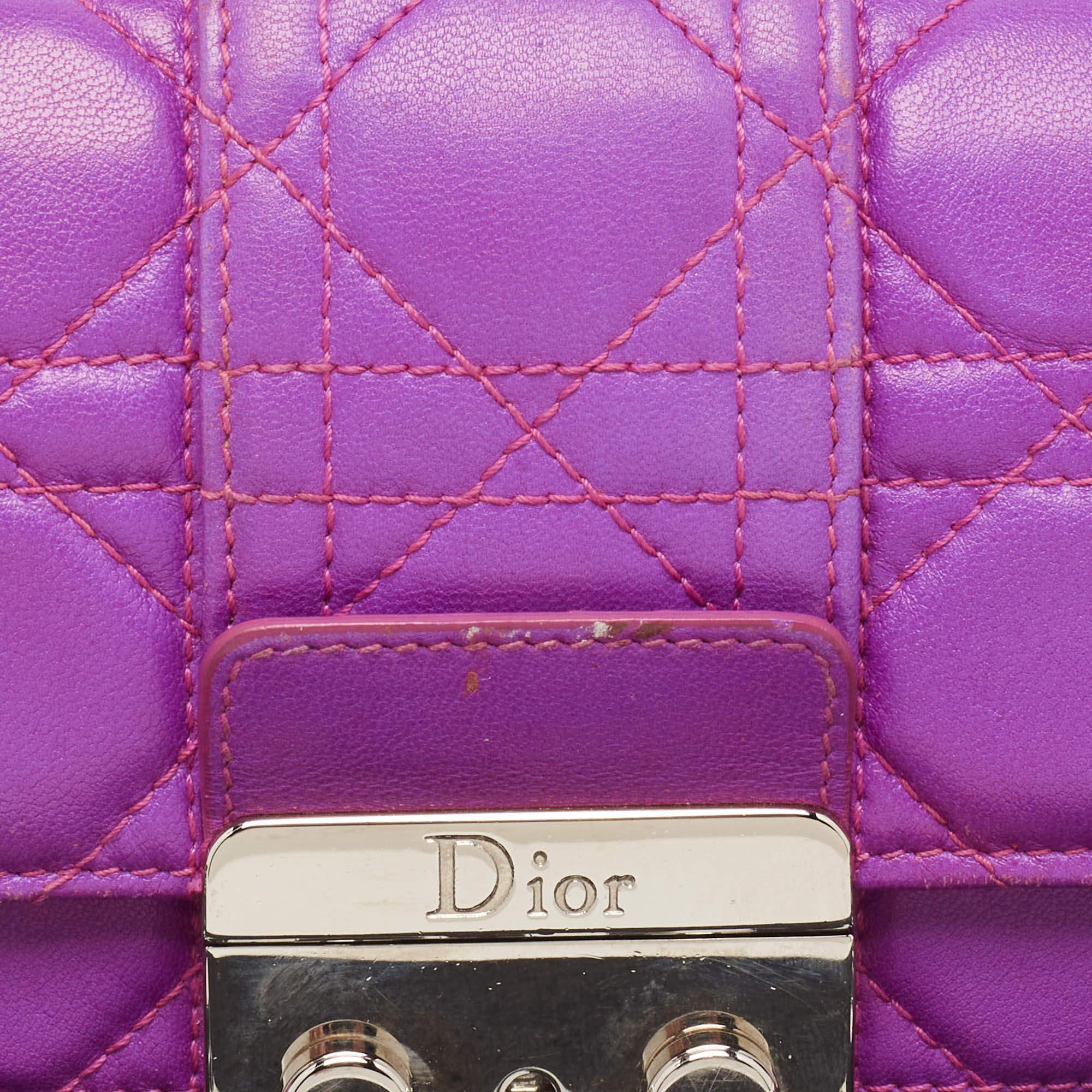 Portefeuille Miss Dior en cuir cannage rose sur chaîne en vente 2