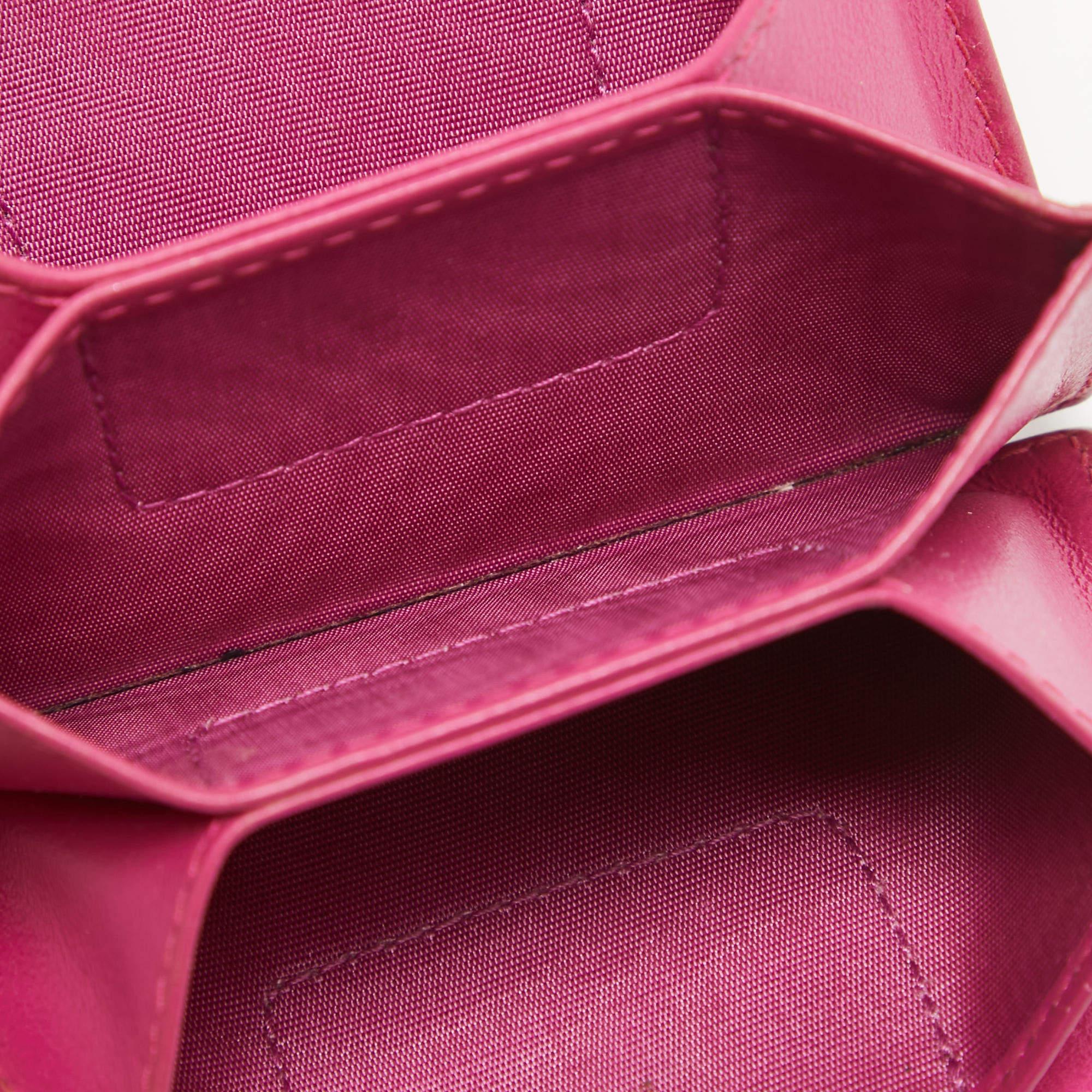 The unique silhouette of this Dior Gusset cardholder lends it a high appeal. Crafted from Cannage patent leather, it features branded charm on one side and gold-tone hardware. The leather and nylon-leather interior is divided into several