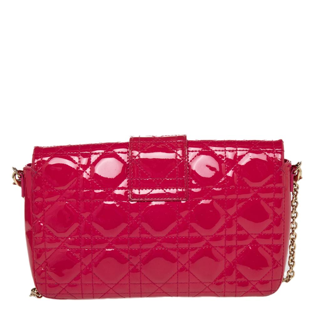 This stunning Miss Dior Promenade pouch is a compact version of the Miss Dior bag. Dazzling in a gorgeous pink shade, the bag is crafted from patent leather and features the signature Cannage pattern on the exterior, a detachable chain-link strap
