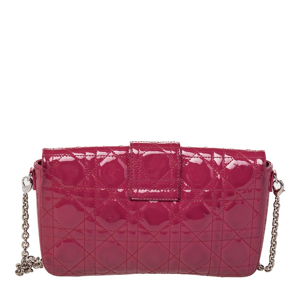 This stunning Miss Dior Promenade pouch is a compact version of the Miss Dior bag. Dazzling in a gorgeous pink shade, the bag is crafted from patent leather and features the signature Cannage pattern on the exterior, a detachable chain-link strap