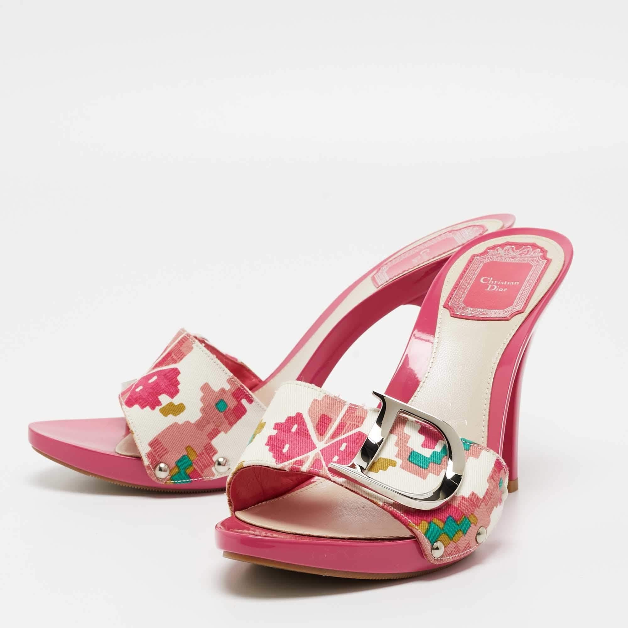 Dior Pink Canvas D logo Slide Sandals Size 38.5 In Excellent Condition In Dubai, Al Qouz 2