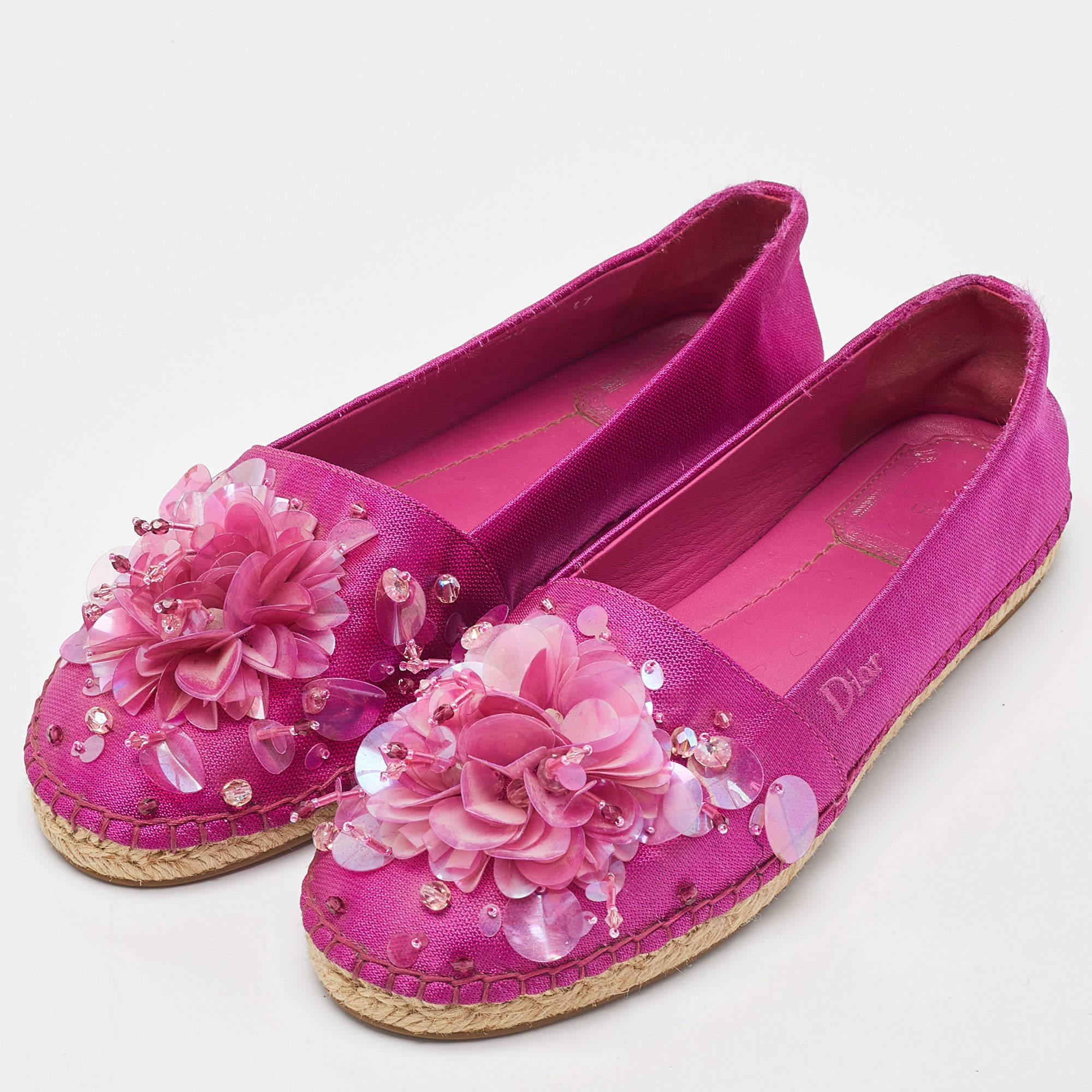 A perfect blend of luxury, style, and comfort, these designer flats are made using quality materials and frame your feet in the most elegant way. They can be paired with a host of outfits from your wardrobe.

