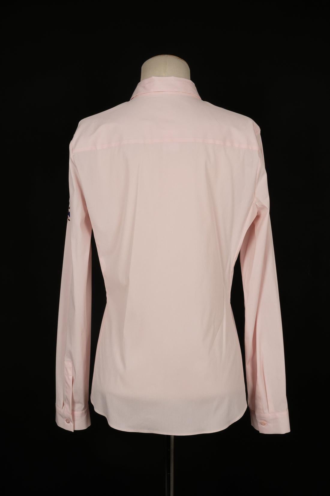 Dior - (Made in Italy) Rosa Baumwollhemd mit bestickten Ärmeln. Größe 42FR.

Zusätzliche Informationen:
Zustand: Sehr guter Zustand
Abmessungen: Schulterbreite: 42 cm - Ärmellänge: 65 cm - Länge: 70 cm

Sellers Referenz: FH188