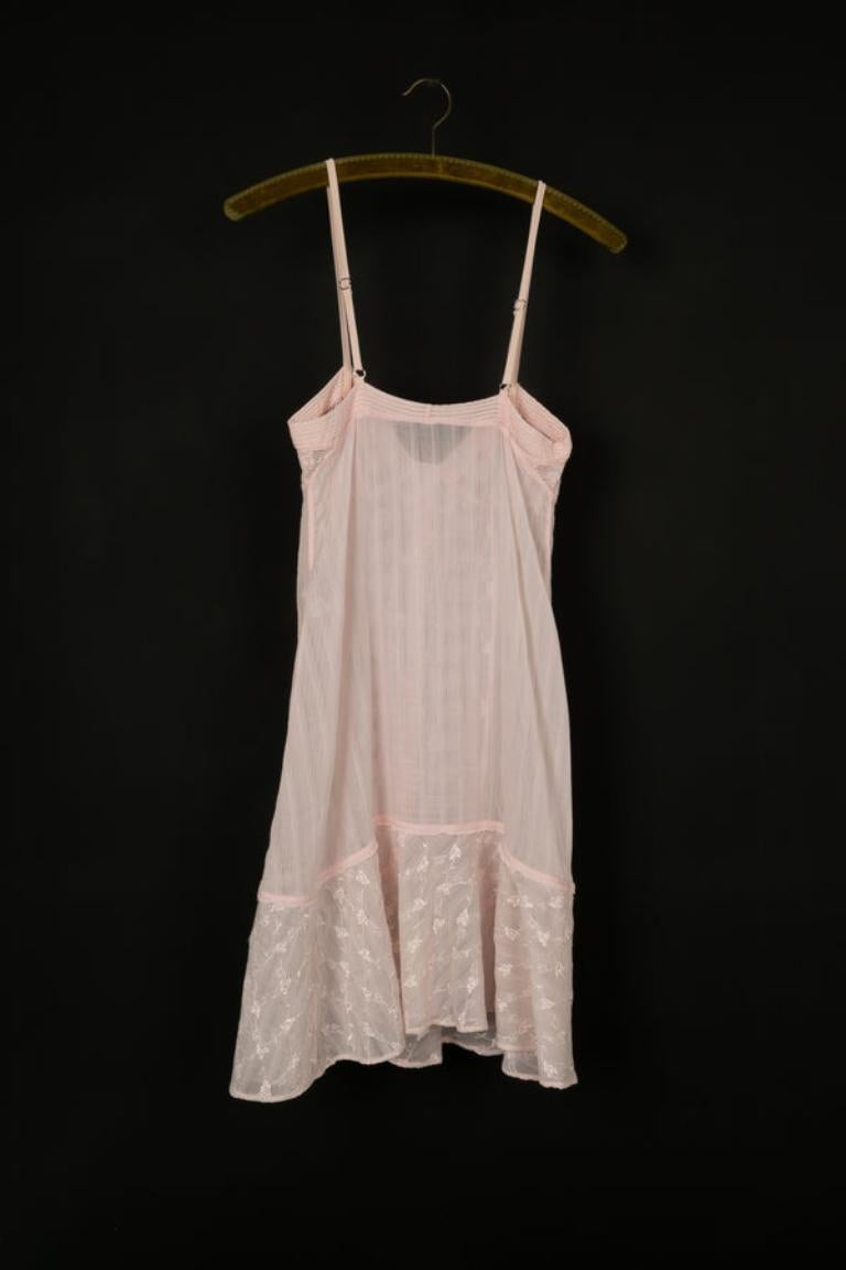 Dior - Pink cotton veil babydoll embroidered with tiny flowers.

Additional information:
Condition: Very good condition
Dimensions: Chest: 35 cm - Length: 90 cm

Seller Reference: VR145