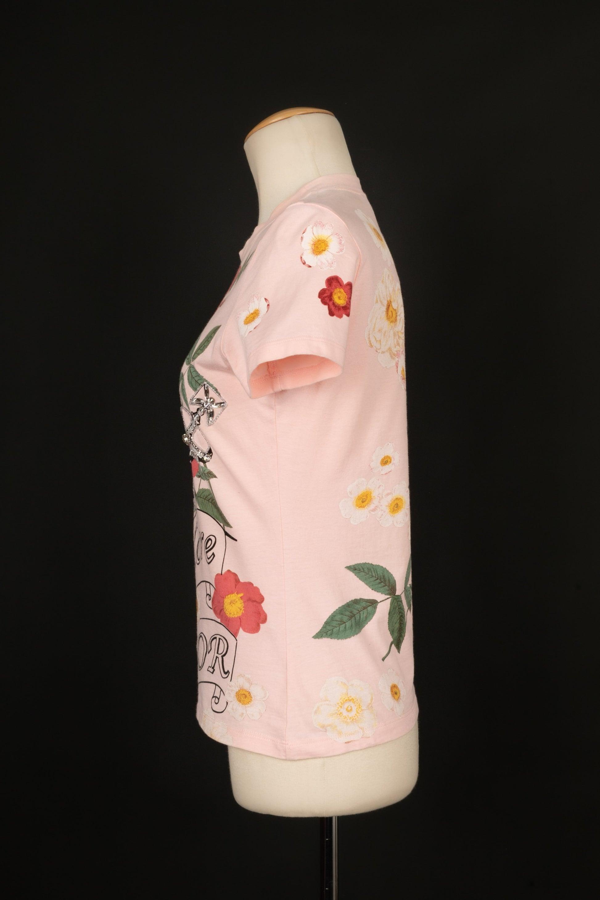 Dior - (Fabriqué en France) T-shirt en coton rose cousu de perles fantaisie et de strass. Taille 38FR. Collectional automne-hiver 2003.

Informations complémentaires :
Condit : Très bon état.
Dimensions : Largeur des épaules : 36 cm - Poitrine : 42