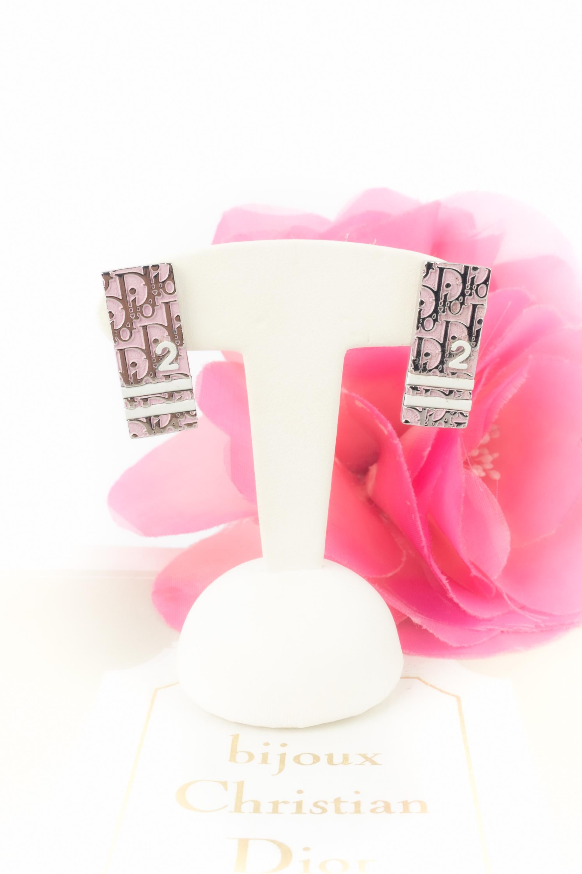 DIOR - (Made in France) Ohrringe aus silbernem Metall mit rosa Emaille. Schmuckstücke, die unter der künstlerischen Leitung von John Galliano entworfen wurden.

Bedingung:
Sehr guter Zustand

Abmessungen:
2,5 cm x 1 cm

SKU:BO165