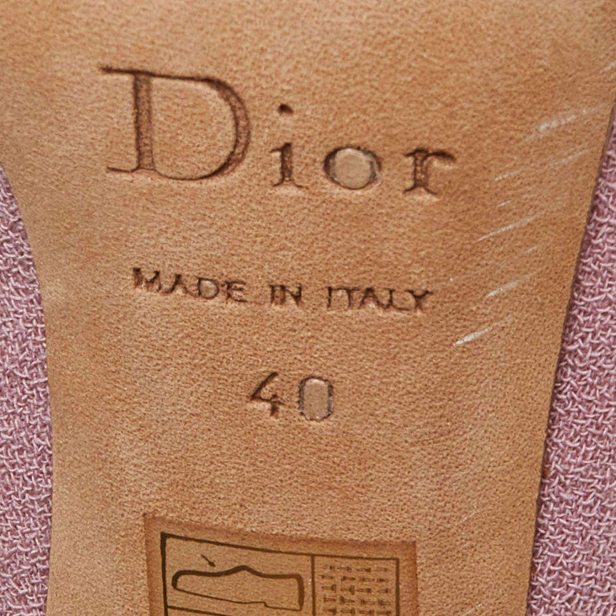 Dior escarpins à bout rond avec nœud en satin rose, taille 40 Bon état - En vente à Dubai, Al Qouz 2
