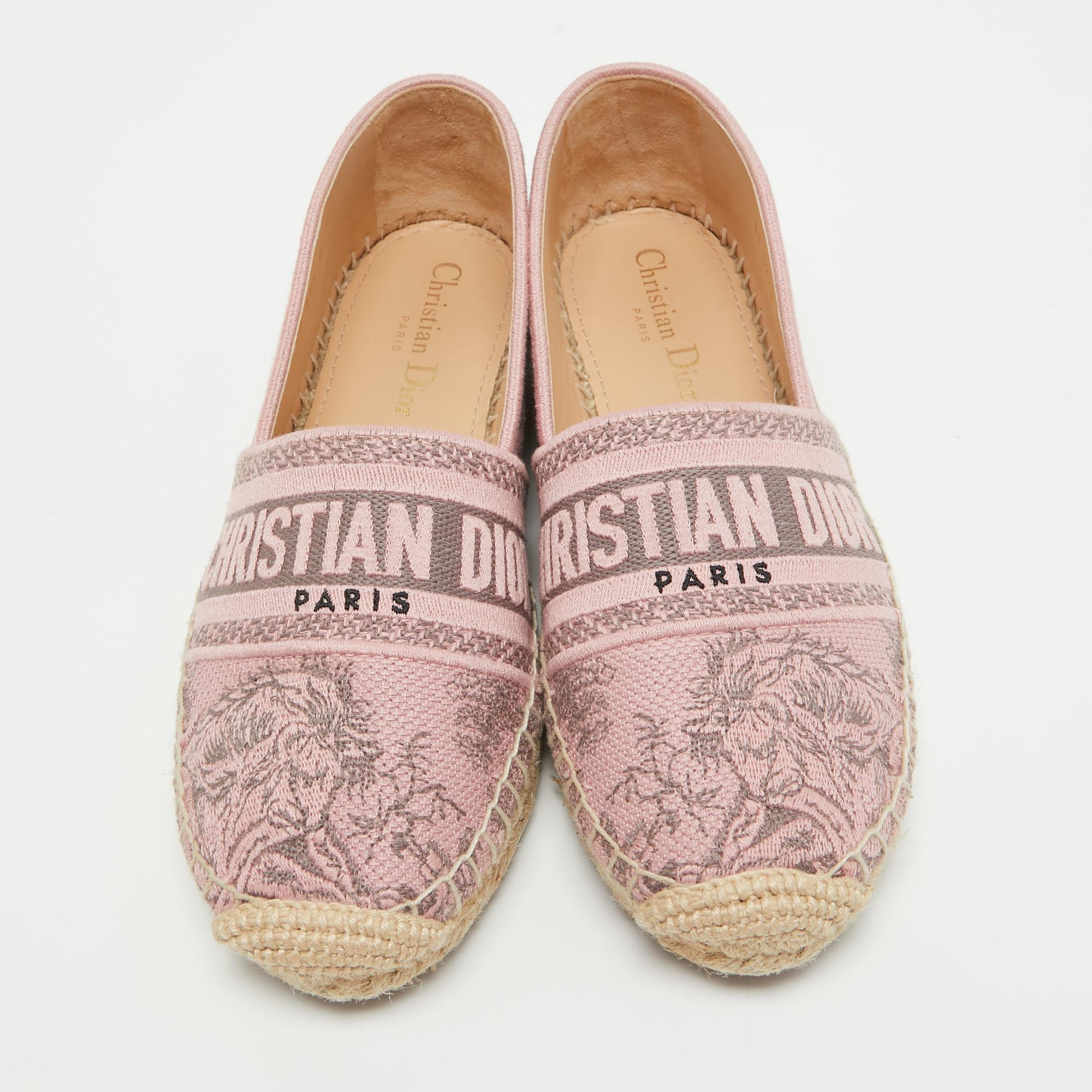 Let this comfortable pair be your first choice when you're out for a long day. These Dior espadrilles have well-sewn uppers beautifully set on durable soles.

