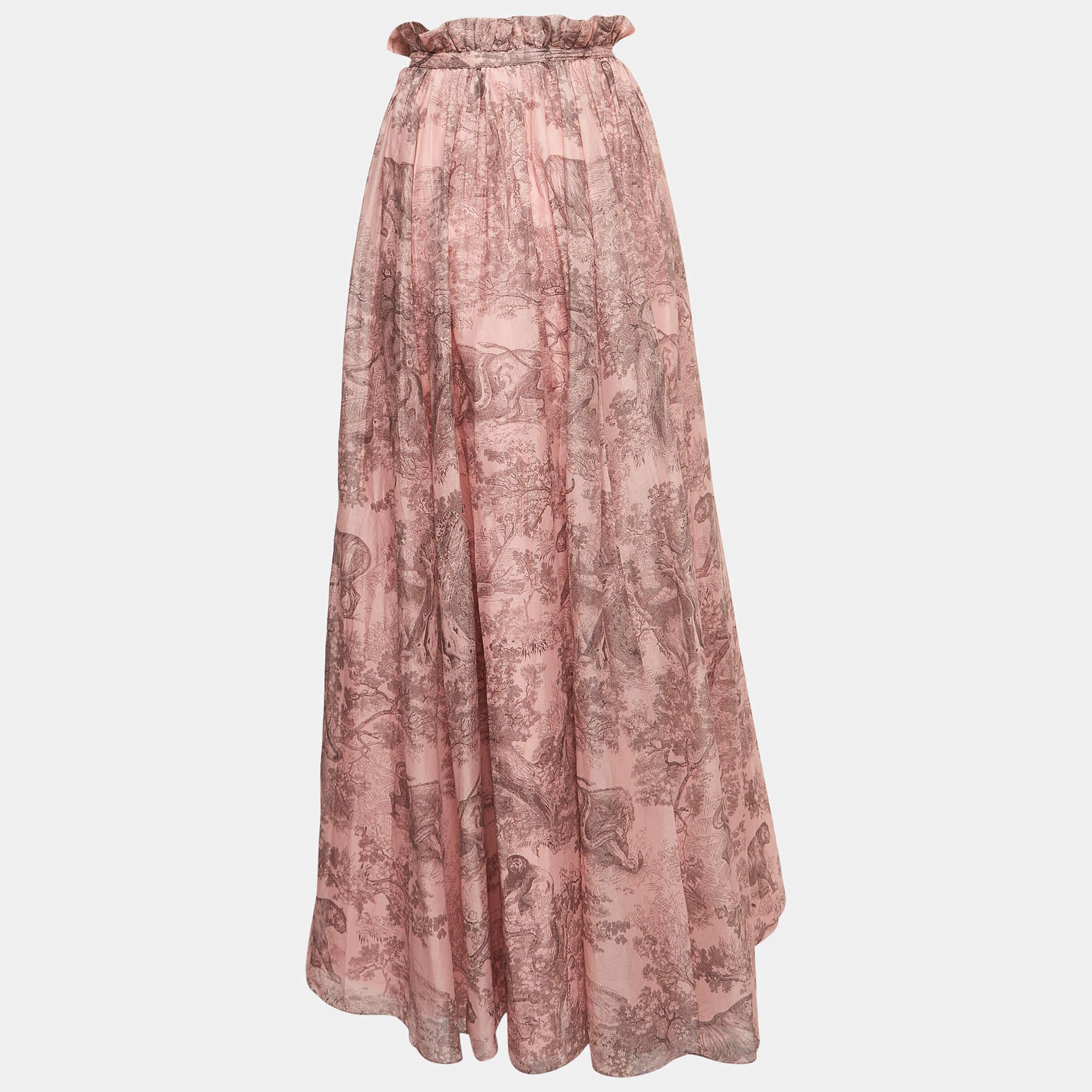 This elegant skirt is worth adding to your closet! Crafted from fine materials, it is exquisitely designed into a flattering shape.

