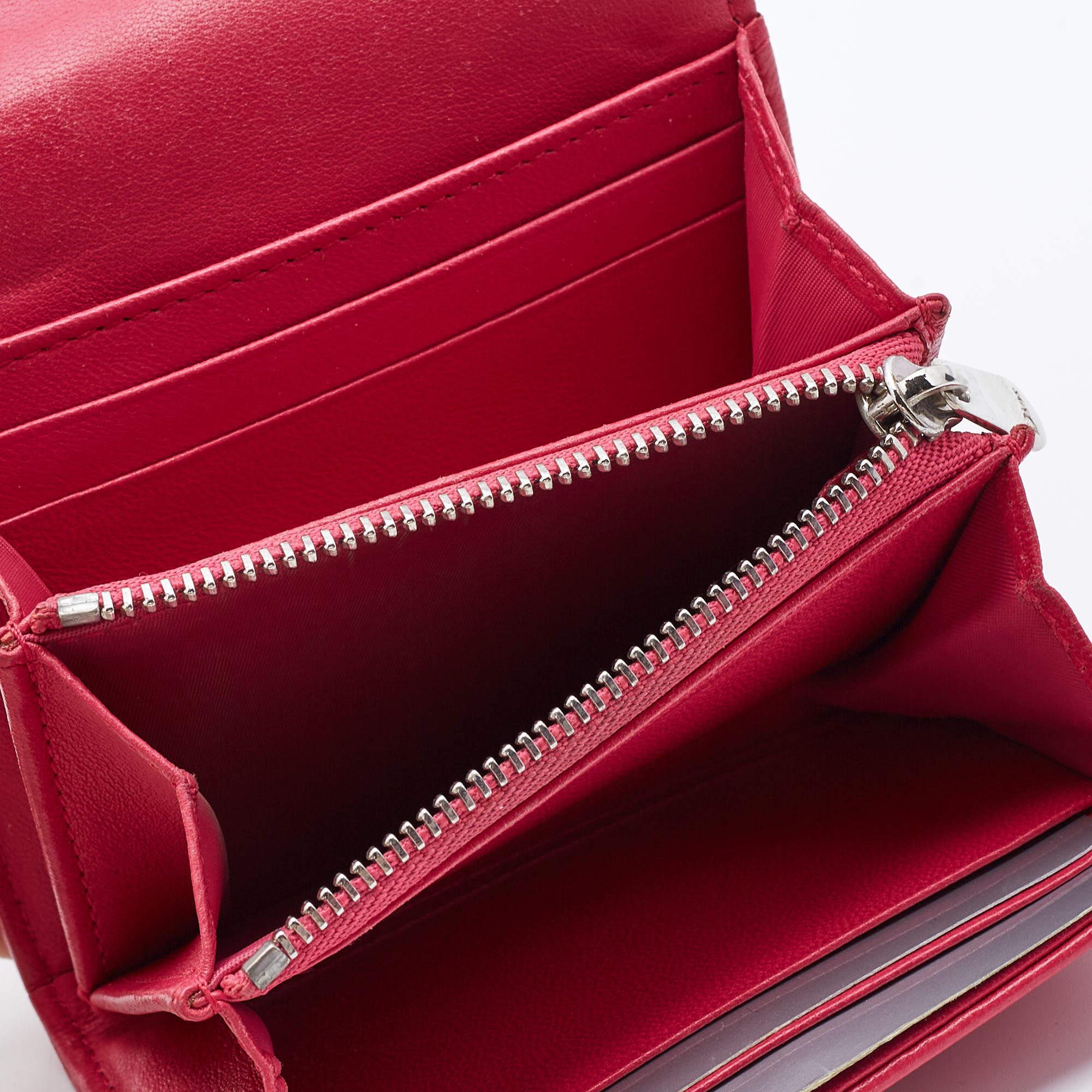 Abbina le tue borse Dior con l'elegante portafoglio Diorama Realizzato in pelle rosa  questo portafoglio presenta il lucchetto della firma con finiture in tonalità argento. La chiusura a pressione si apre su un interno organizzato per trasportare in