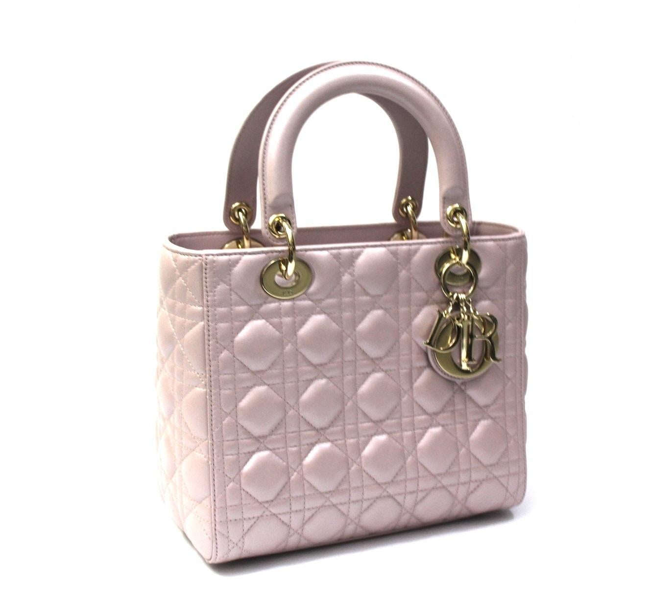 Dior Lady model bag made of soft pink leather with golden hardware.
Equipped with double leather handle and removable shoulder strap.
Flap closure, internally quite roomy.
Conditions like new.