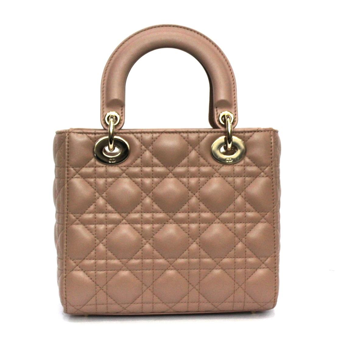 Dior Lady model bag made of soft powder-colored leather with golden hardware.

Equipped with double leather handle, flap closure, capacious inside for the essentials.

The bag is in excellent condition.
