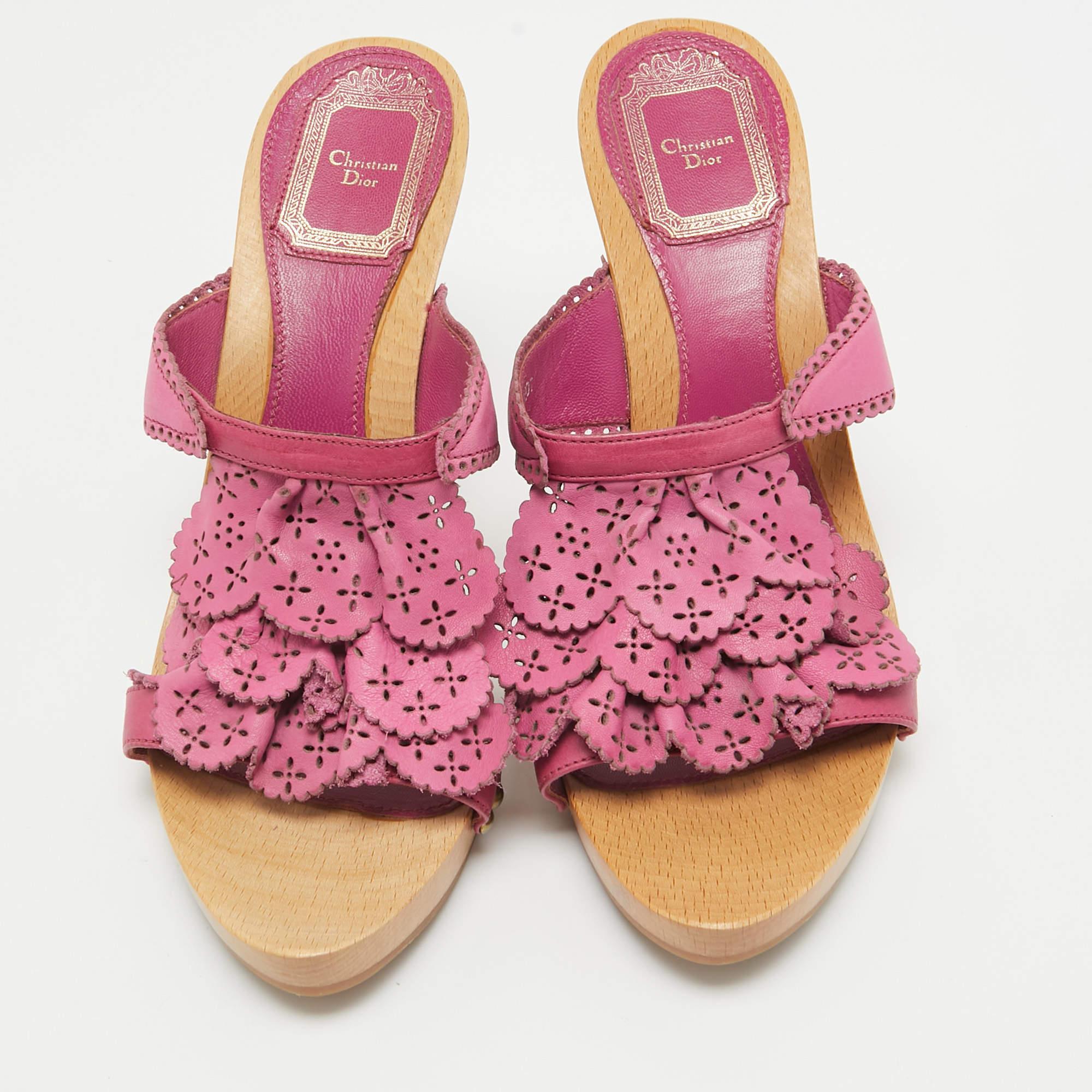 Dior Clog-Sandalen aus rosa Leder mit Laser-Schliff-Details Größe 37 (Braun) im Angebot