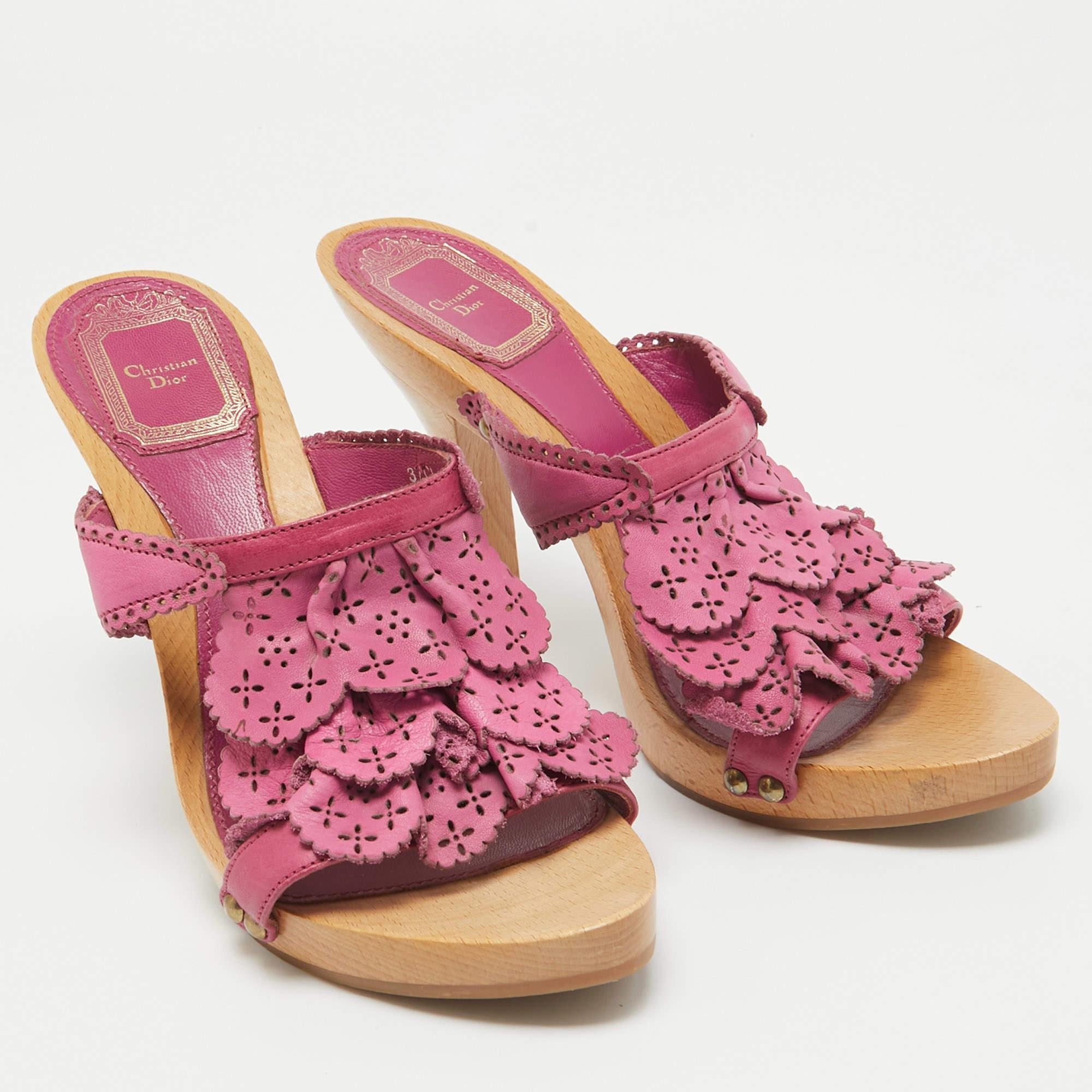 Dior Clog-Sandalen aus rosa Leder mit Laser-Schliff-Details Größe 37 im Zustand „Gut“ im Angebot in Dubai, Al Qouz 2