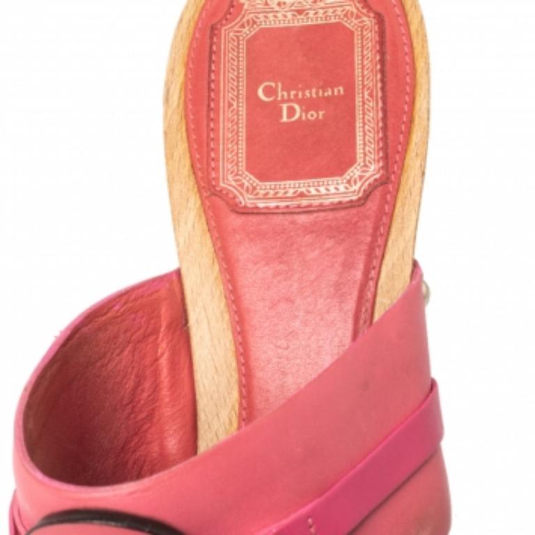 Constructed from leather into an effortless design, these Dior slide sandals are perfect for an elegant take. The strap at the front features logo embellished details while the 9 cm heels that offer an elevated finish.
