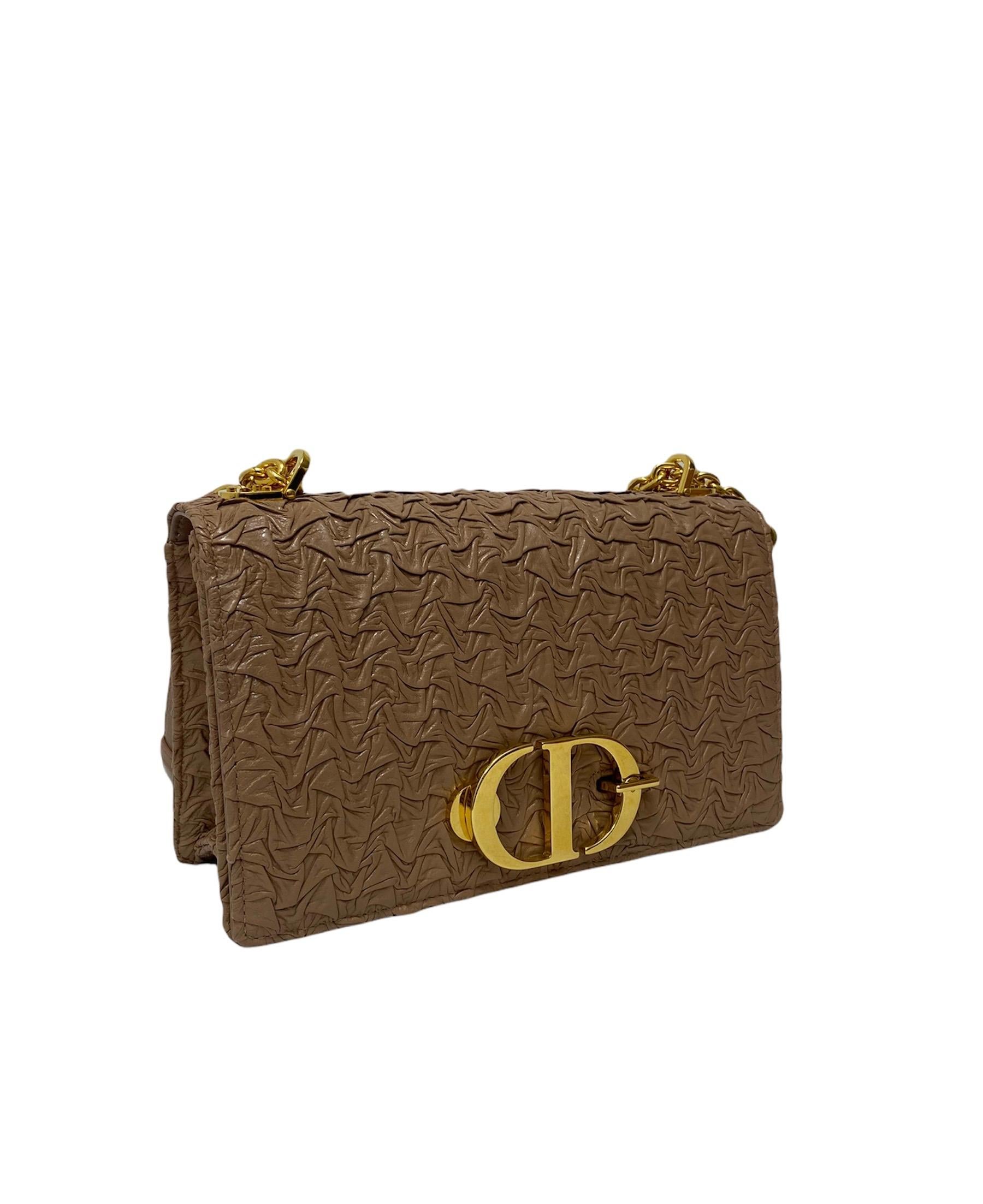 Montaigne 30 Tasche von Dior aus strukturiertem beigem Leder und goldener Hardware.die Tasche hat eine Frontklappe mit CD-Verriegelung.innenraum aus beigem Glattleder mit Seitentasche, die mit einem Reißverschluss verschlossen wird.außerdem verfügt