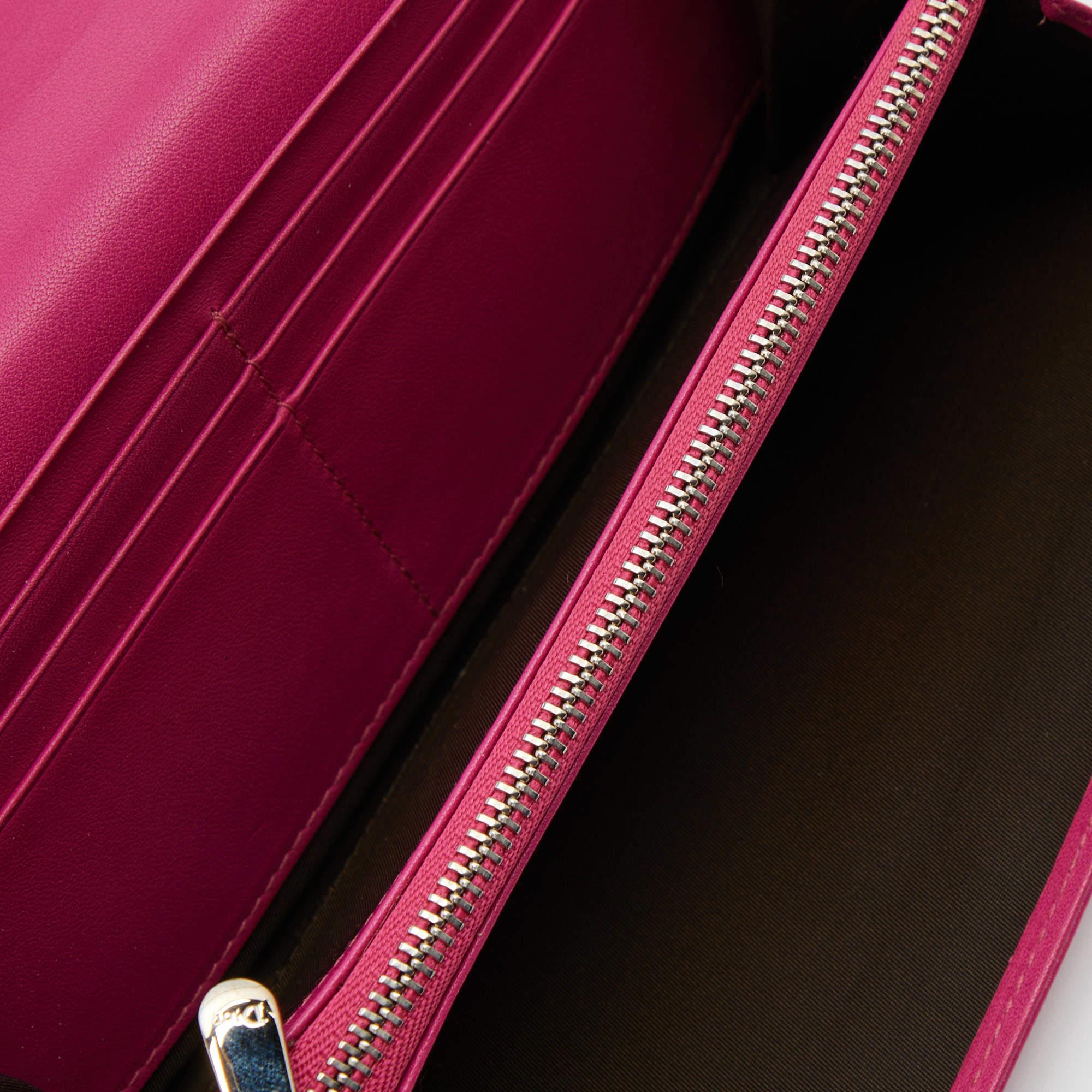 This continental wallet designed is a luxurious accessory that will prove to be super functional. It is made using durable materials on the exterior and unveils a well organized interior.