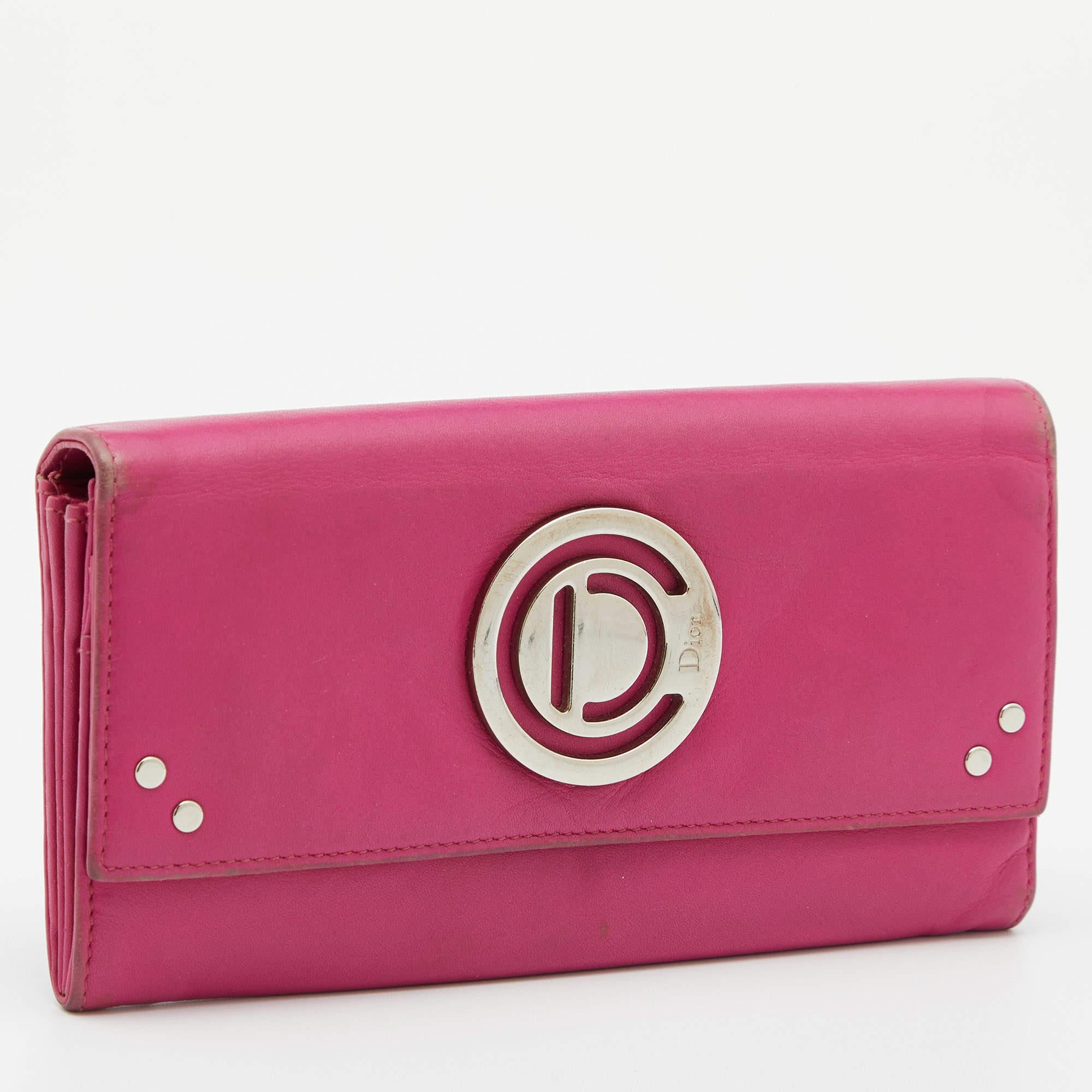 Dior Pink Leather Round Logo Flap Continental Wallet In Fair Condition For Sale In Dubai, Al Qouz 2