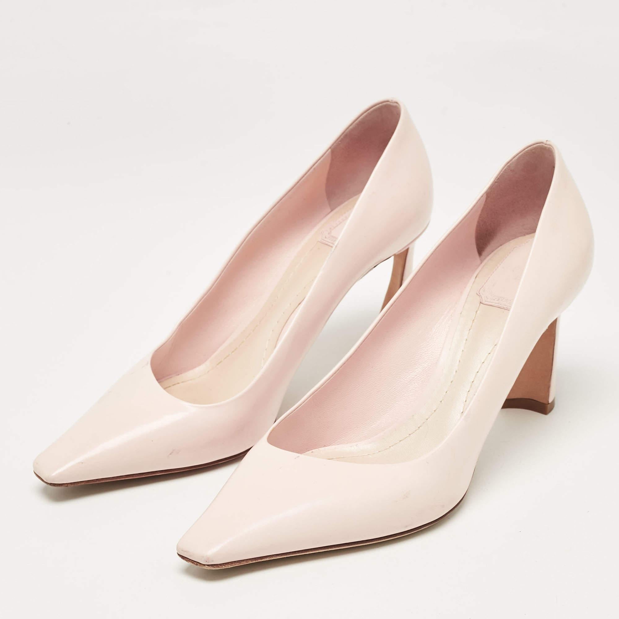 Faites preuve de chic avec ces escarpins de créateur. Ils présentent des talons robustes et des semelles durables  parfait pour vos sorties à la mode
