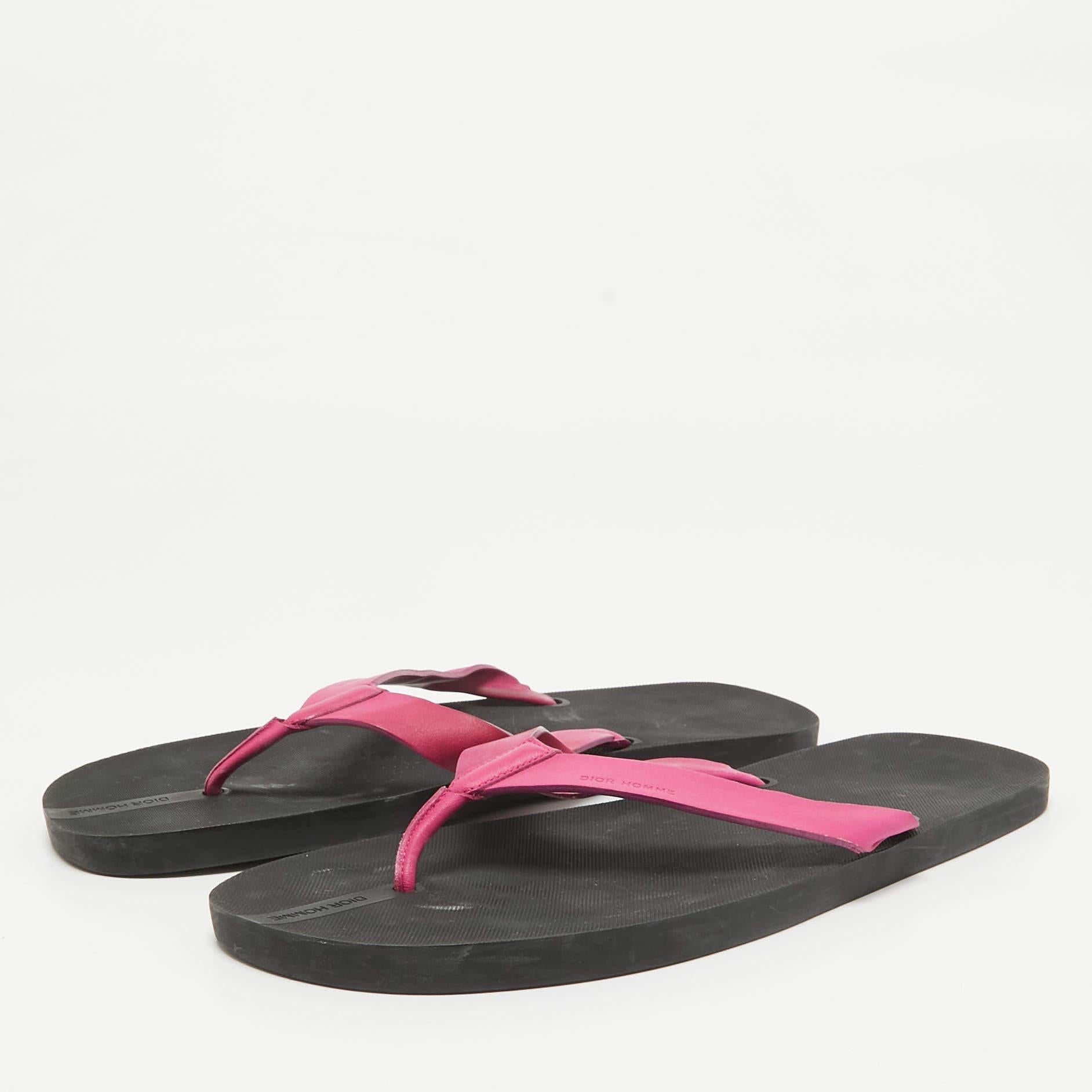 These sandals will frame your feet in an elegant manner. Crafted from quality materials they display a classy design and comfortable insoles.
