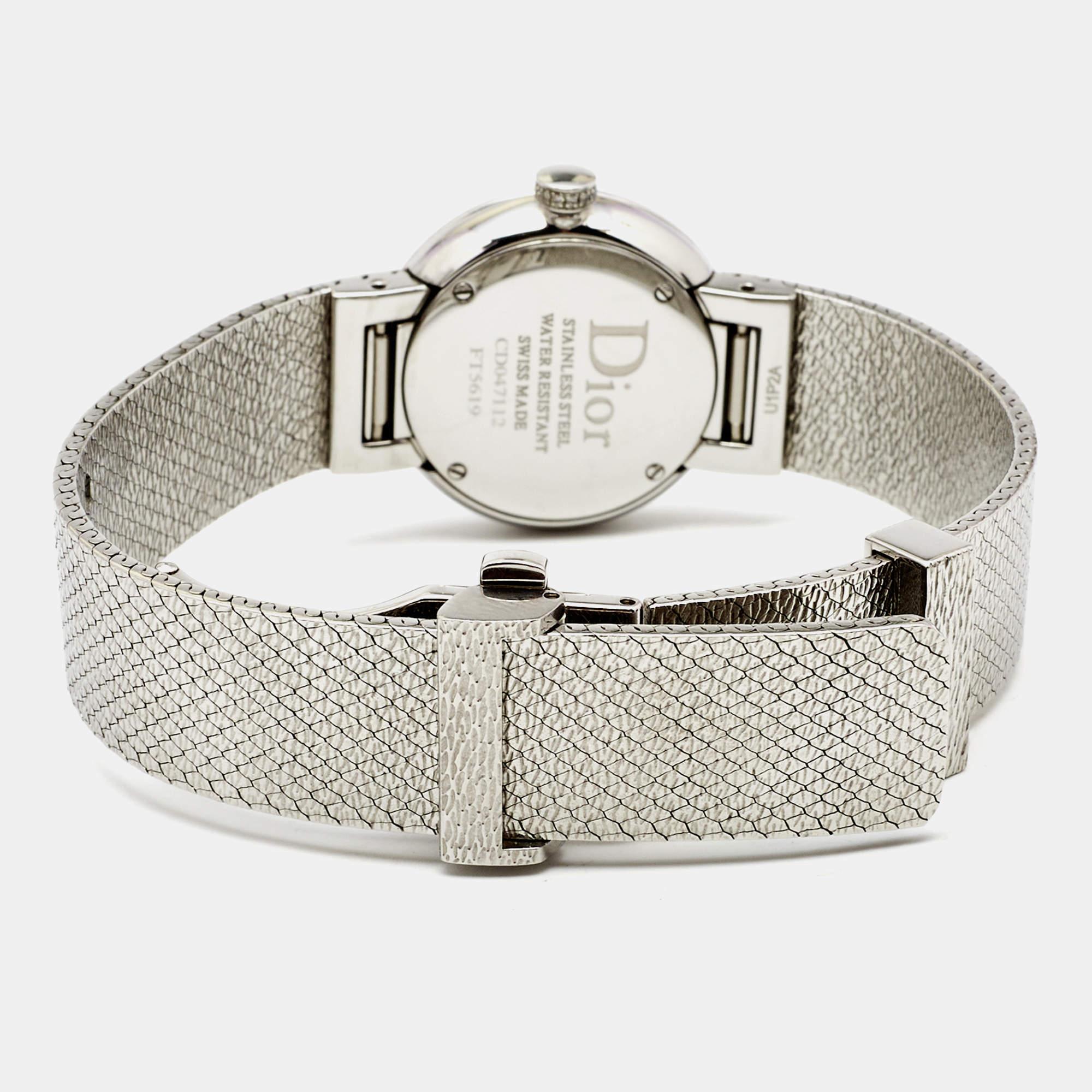 This exquisite wristwatch from the La D de Dior collection is the perfect blend of expert Swiss watch-making and well-crafted jewelry. Created in 2003, this collection was inspired by the 70s and is known for its use of jeweler’s materials,