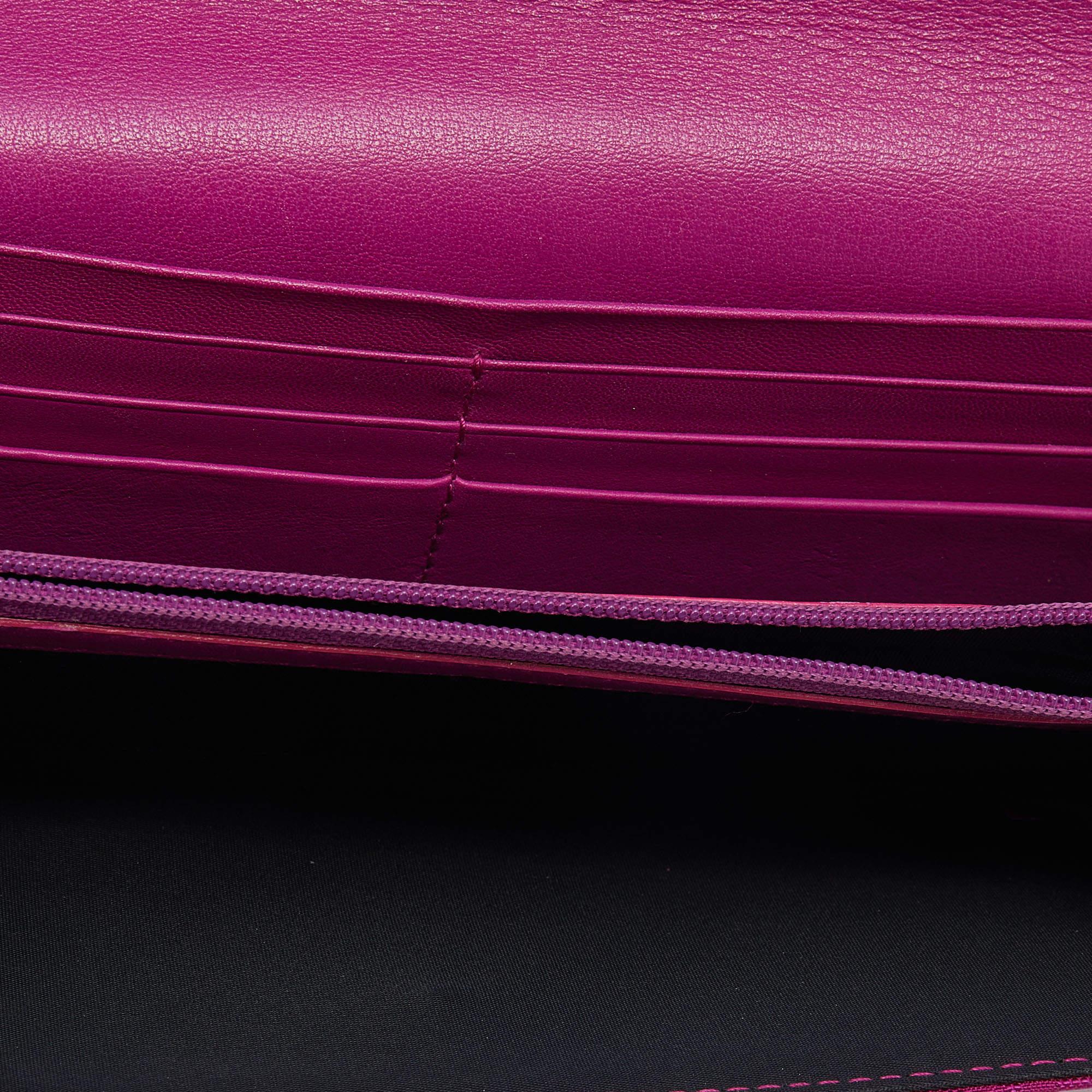 This Dior wallet is an immaculate balance of sophistication and rational utility. It has been designed using prime quality materials and elevated by a sleek finish. The creation is equipped with ample space for your monetary essentials.