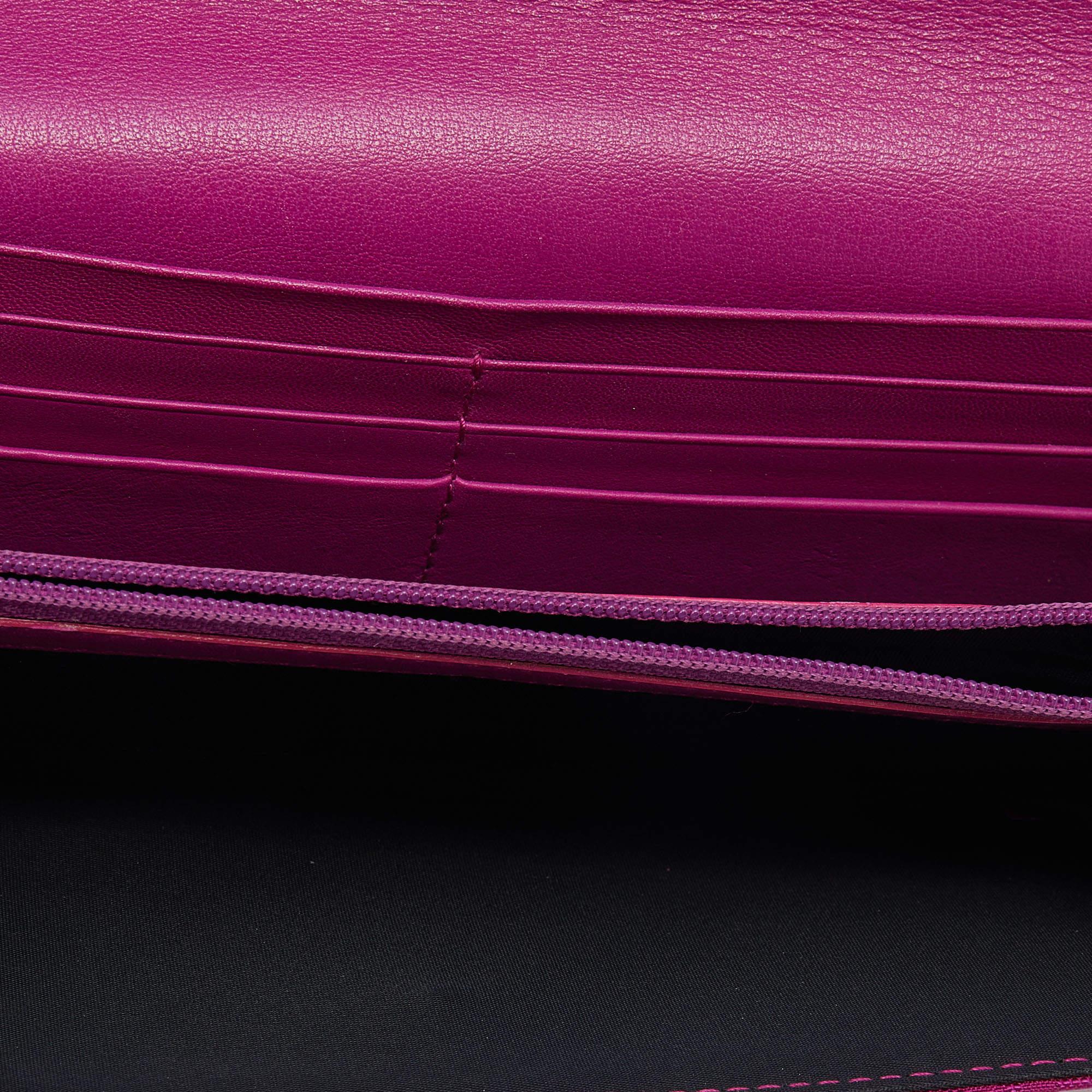 Portefeuille continental à rabat oblique en toile et garniture en cuir Dior rose Bon état - En vente à Dubai, Al Qouz 2