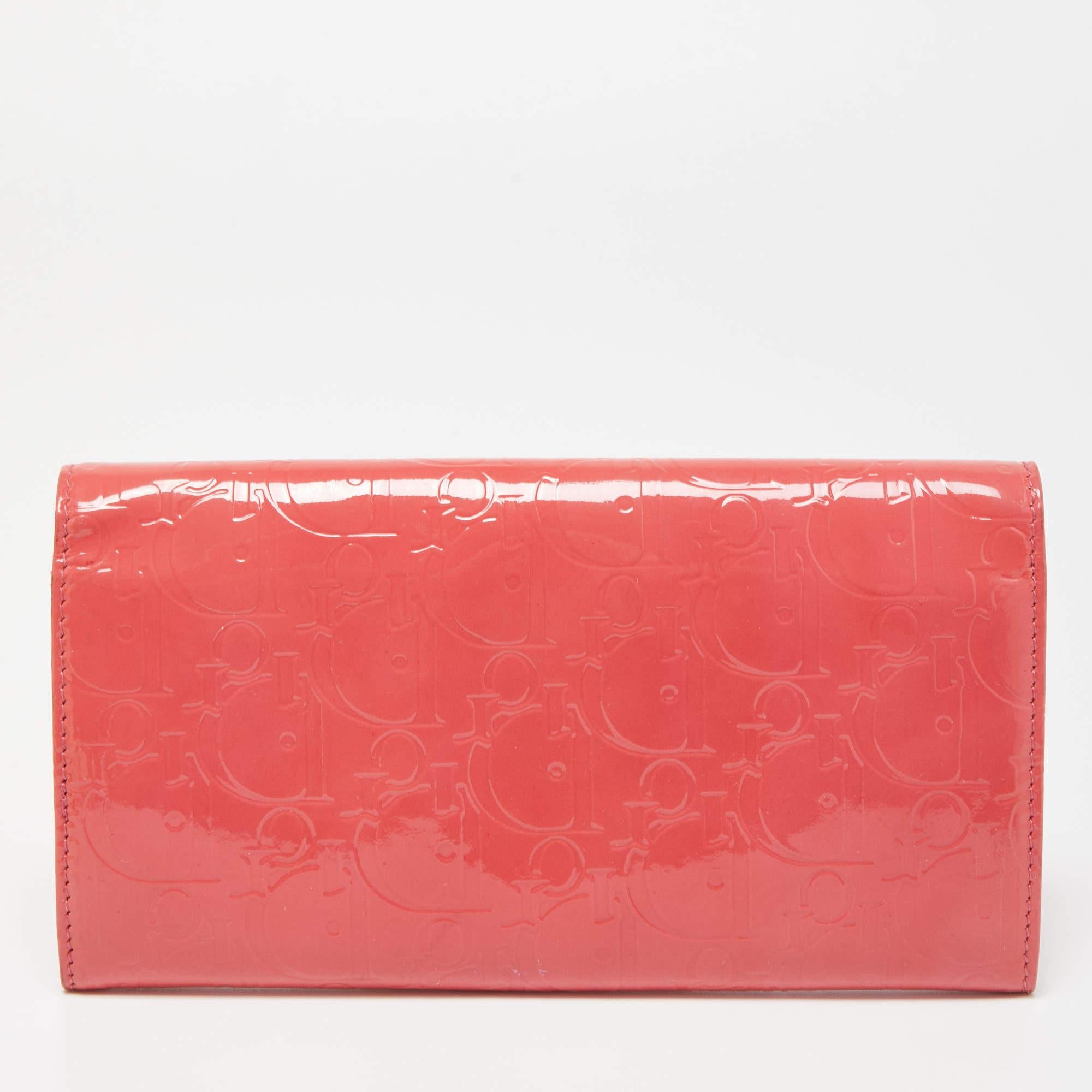 Ce portefeuille rose Dior est un accessoire luxueux qui s'avérera très fonctionnel. Il est fabriqué à l'aide de matériaux durables à l'extérieur et dévoile un intérieur bien organisé.

