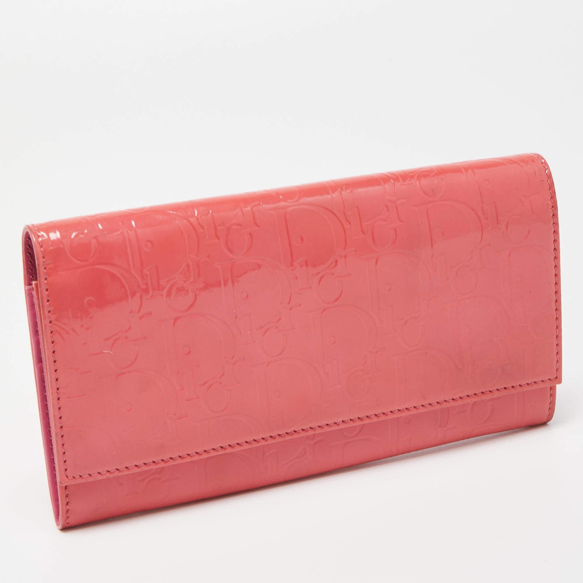 Dior Rosa Oblique geprägte kontinentale Portemonnaie aus Lackleder Continental Wallet im Zustand „Gut“ im Angebot in Dubai, Al Qouz 2