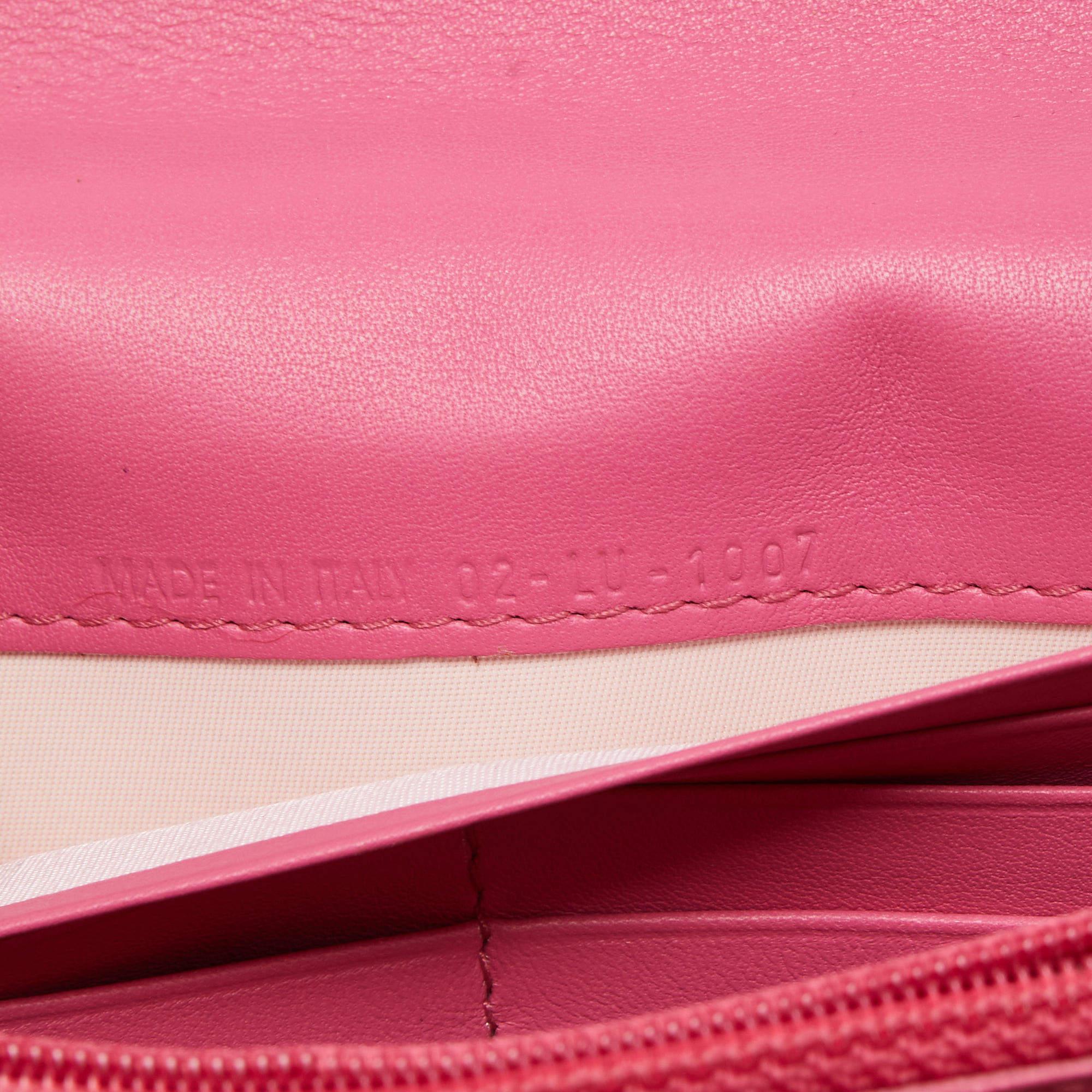 Dior - Portefeuille continental rose oblique en cuir verni embossé en vente 1