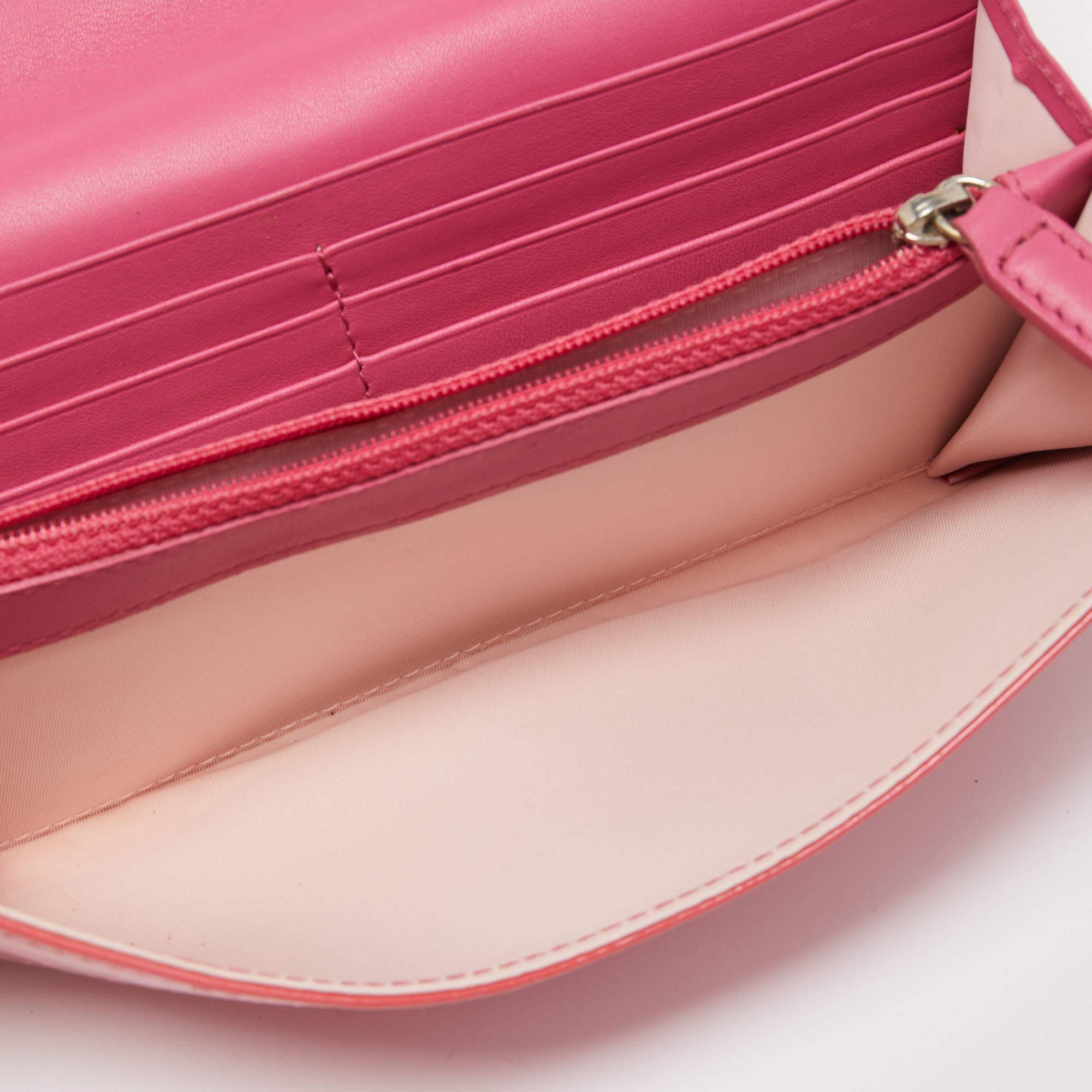 Dior - Portefeuille continental rose oblique en cuir verni embossé en vente 2