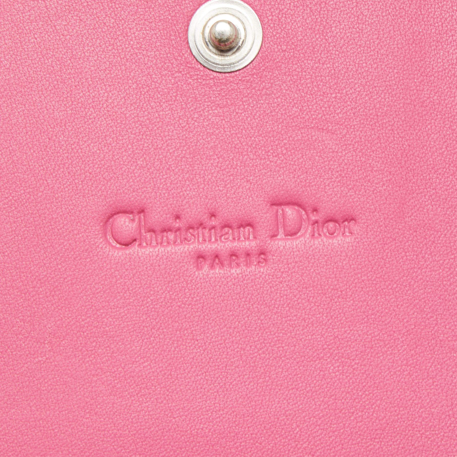 Dior - Portefeuille continental rose oblique en cuir verni embossé en vente 3