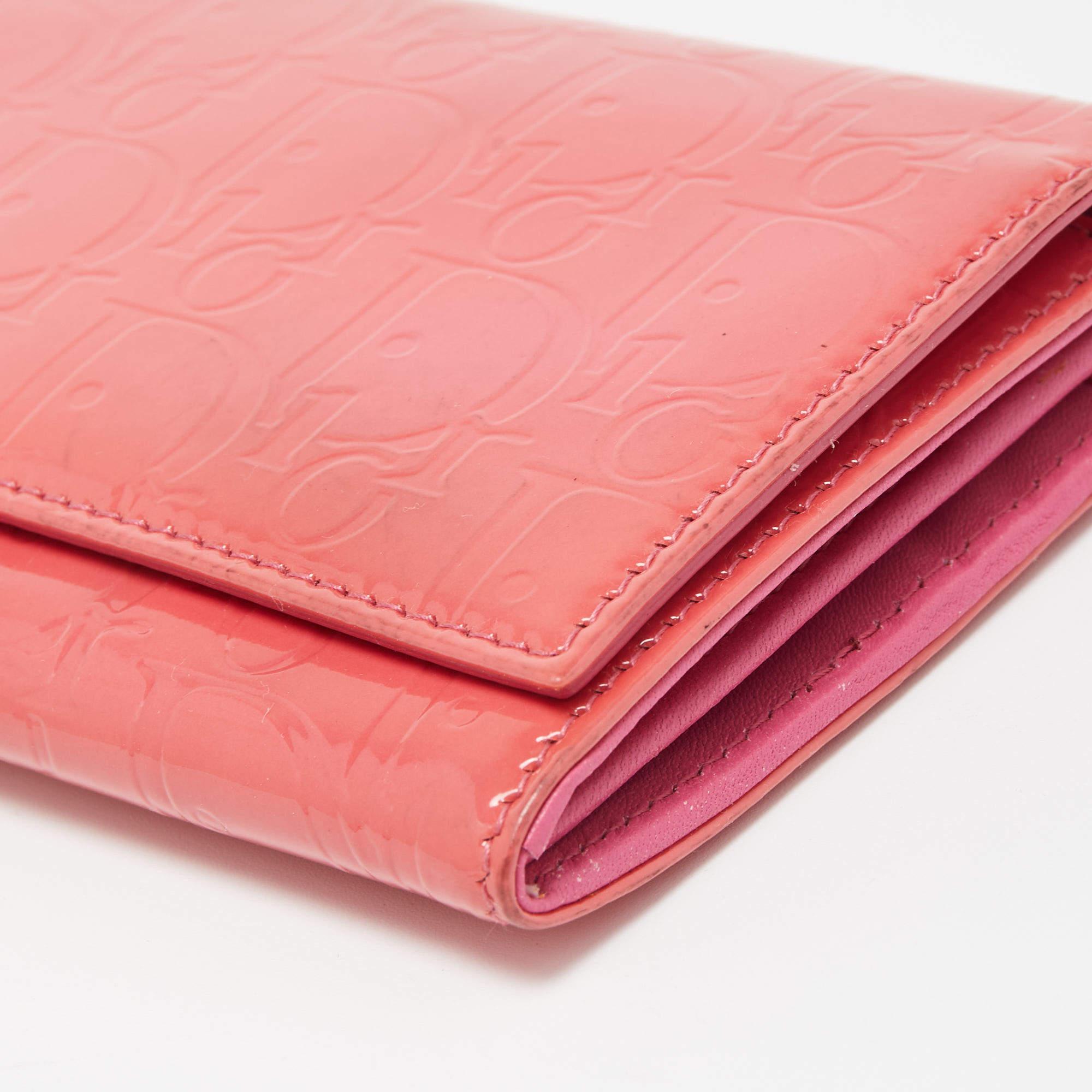 Dior - Portefeuille continental rose oblique en cuir verni embossé en vente 4
