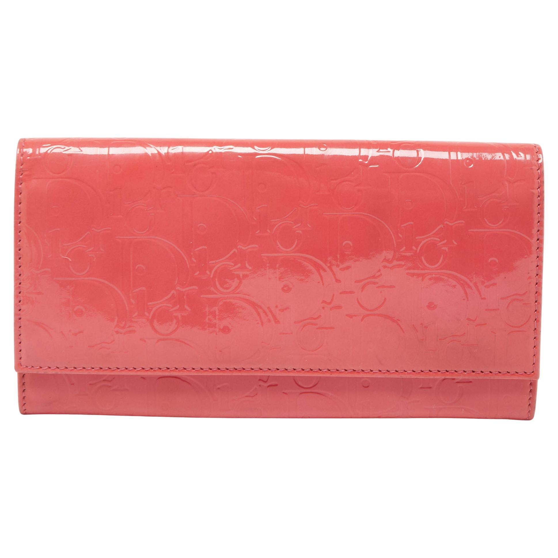 Dior - Portefeuille continental rose oblique en cuir verni embossé en vente