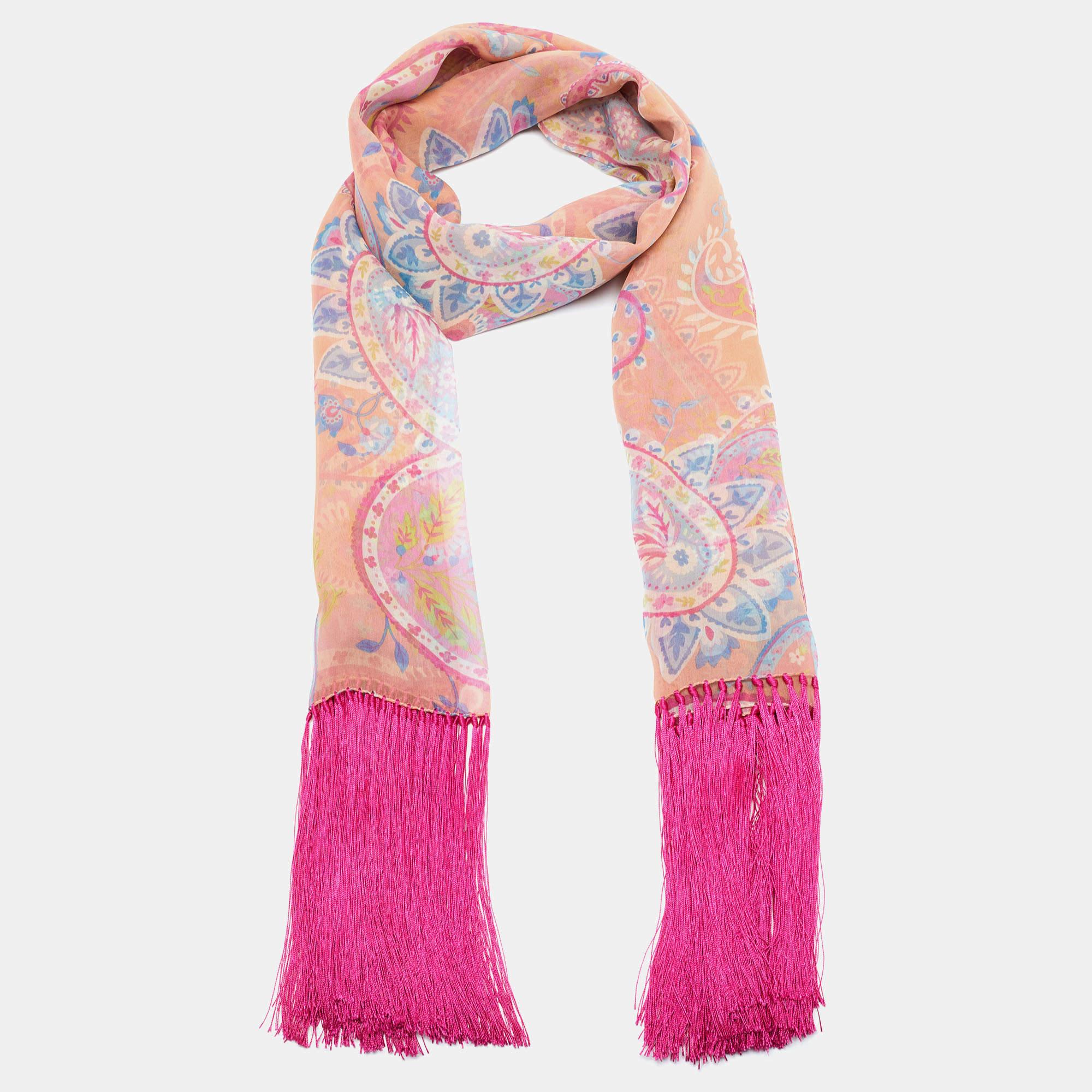 Clase y estilo son algunas de las palabras que nos vienen a la mente cuando miramos la estola Dior. La marca le trae esta versátil creación confeccionada con materiales lujosos que podrá combinar con muchos atuendos.
