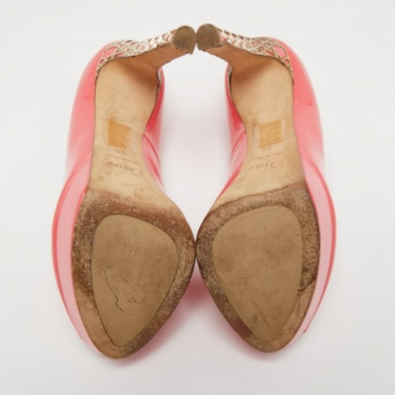 Rose Dior escarpins à talons cannage à bout ouvert en cuir verni rose, taille 38 en vente