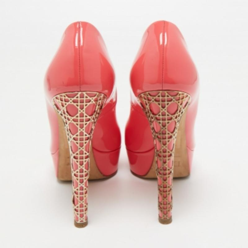 Dior escarpins à talons cannage à bout ouvert en cuir verni rose, taille 38 en vente 4