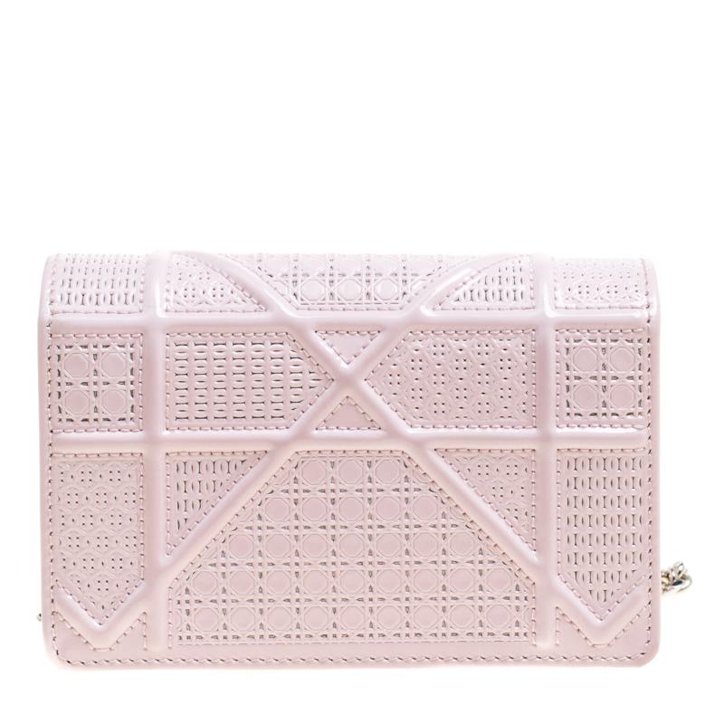This Diorama bag is simply breathtaking! From its structured shape to its artistic craftsmanship, the bag sweeps us off our feet. It has been crafted from pink patent leather and covered in the brand's signature Cannage pattern. A magnetic closure