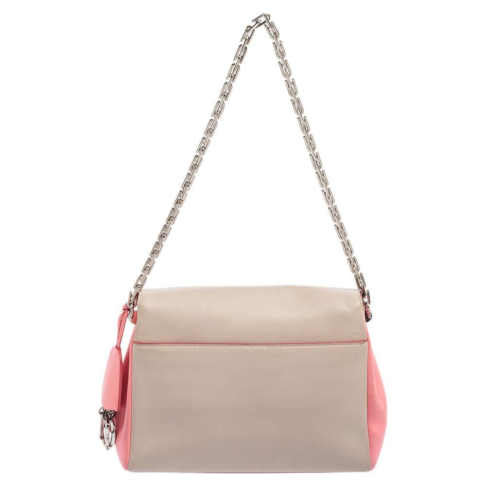 Ce sac à bandoulière Diorling de Dior est à la fois fonctionnel et attrayant. Confectionné en cuir rose et blanc nacré, il est doté d'un rabat pour fermer l'intérieur doublé de cuir et d'une chaîne pour le porter au bras ou à l'épaule,

Comprend :