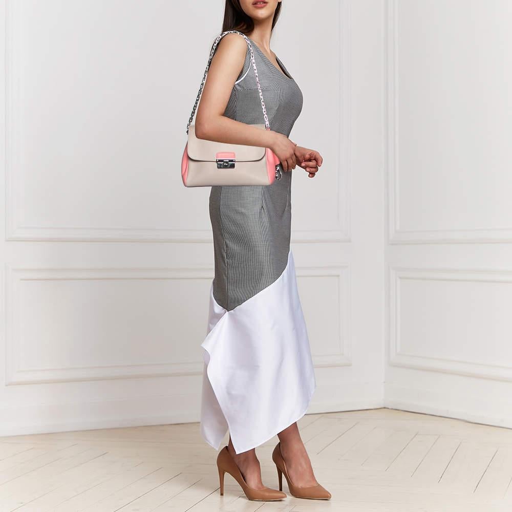 Dior - Petit sac à bandoulière en cuir rose/perle blanc État moyen à Dubai, Al Qouz 2
