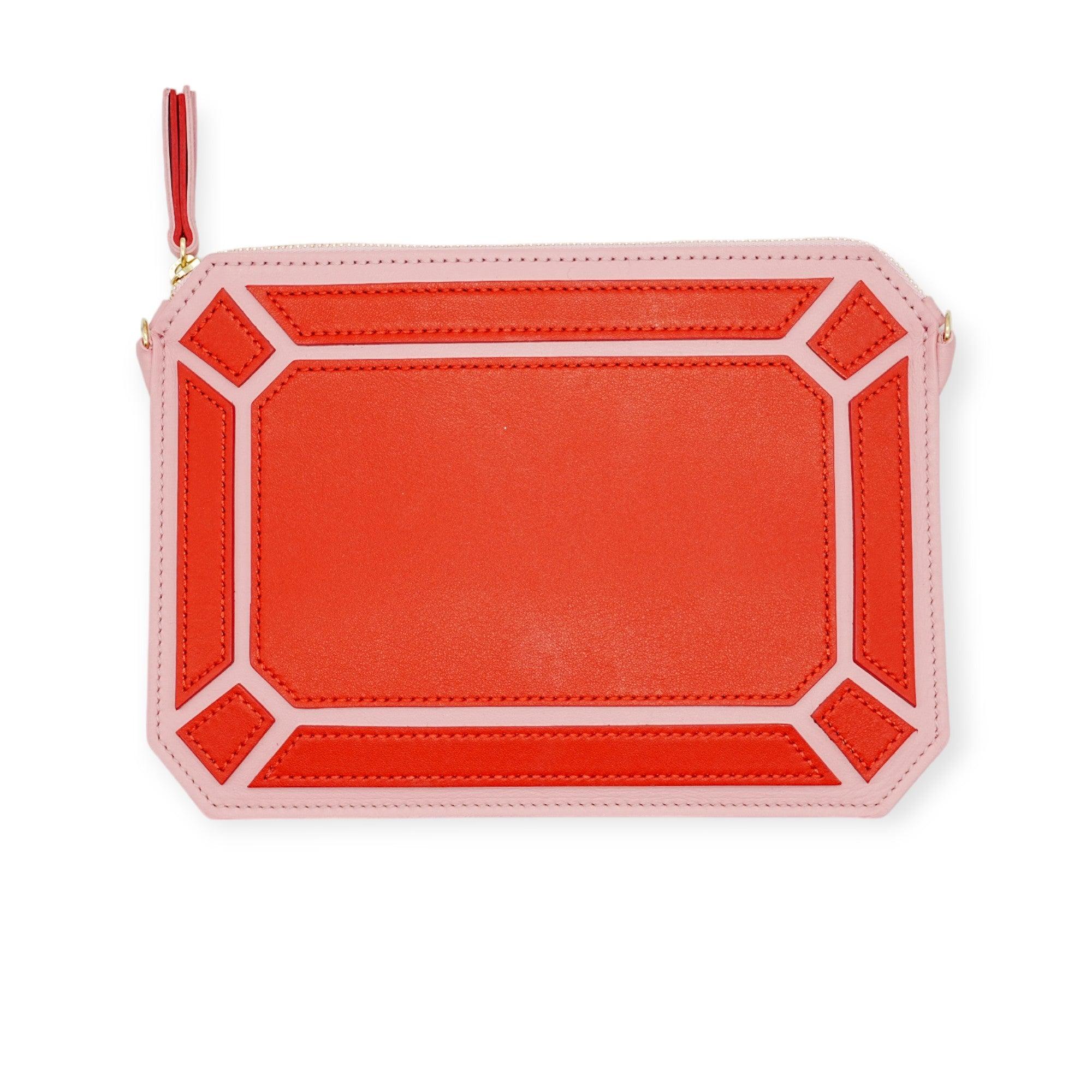 Le sac à bandoulière Dior Pink Portfolio est une pièce mince et élégante au design unique, avec des formes rouges sur l'extérieur. Confectionné en cuir rose souple, il est doté d'une délicate bandoulière, ce qui en fait un accessoire élégant et