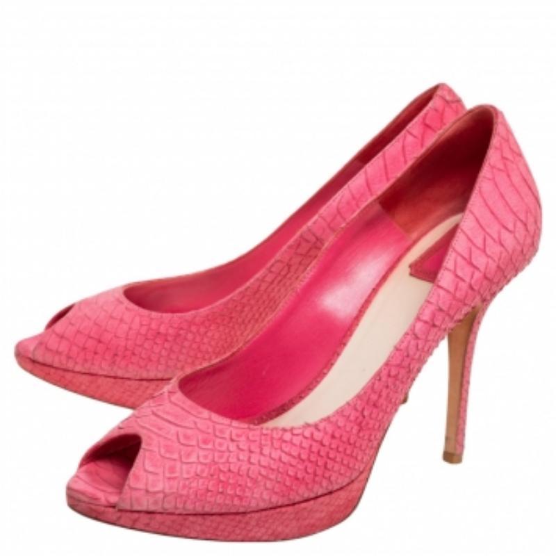 La colección Miss Dior de Dior es una creación significativa que sigue atrayendo a todo el mundo con su estilo impecable. Estos zapatos de salón Miss Dior están fabricados en piel con relieve de pitón y cuentan con peep-toes, plataformas y tacón