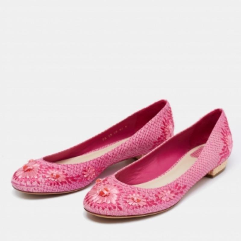 Lend complete comfort and relaxation to your feet with these cute ballet flats from Dior. They are designed using pink python skin, which is augmented with raffia floral detailing. They flaunt rounded toes and a slip-on style. These ballet flats