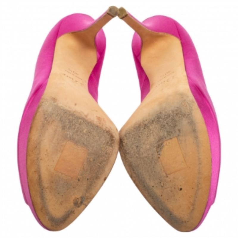 La colección Miss Dior de Dior es una creación significativa que sigue atrayendo a todo el mundo con su estilo impecable. Estos zapatos de salón Miss Dior están hechos de satén y cuentan con peep-toes, plataformas y tacones altos. Atrévete con estos