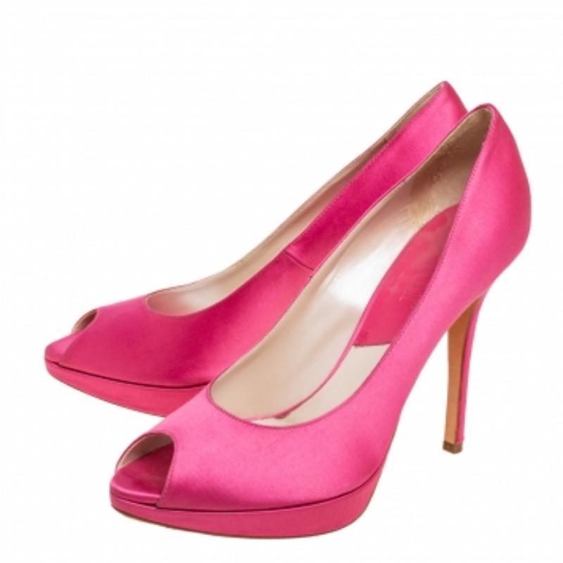 La colección Miss Dior de Dior es una creación significativa que sigue atrayendo a todo el mundo con su estilo impecable. Estos zapatos de salón Miss Dior están hechos de satén y cuentan con peep-toes, plataformas y tacones altos. Atrévete con estos