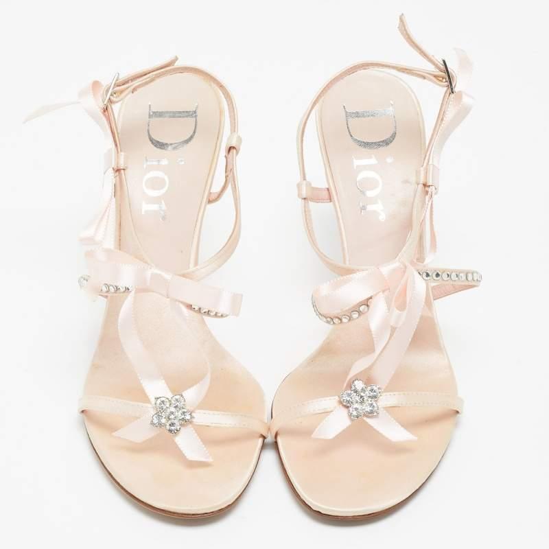 These sandals will frame your feet in an elegant manner. Crafted from quality materials, they display a classy design and comfortable insoles.

Includes: Original Box