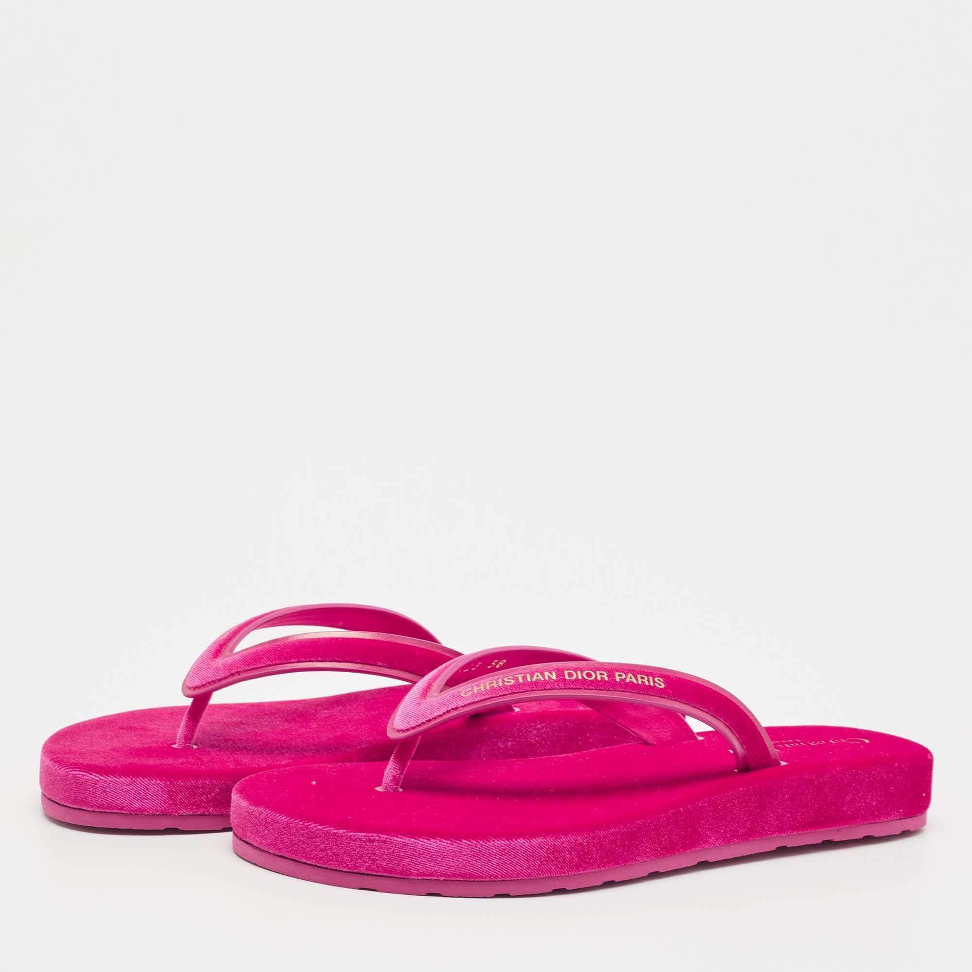 Frame your feet with these designer flat sandals. Created using the best materials, the flats are perfect with short, midi, and maxi hemlines.

