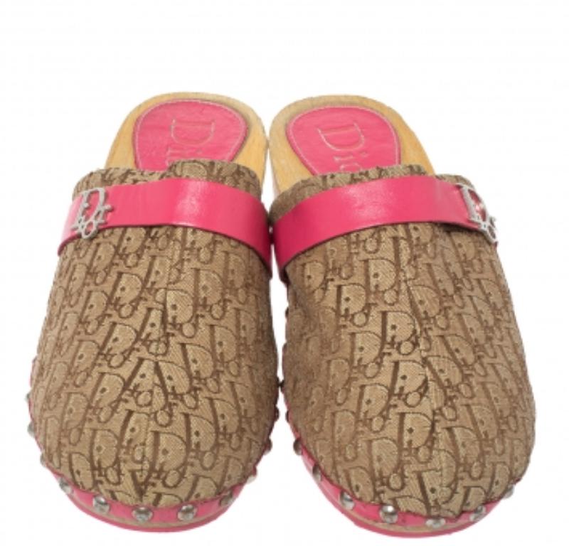 Dior Pink/White Diorissimo Canvas And Leather Trim Clog Mules Size 34 In Good Condition For Sale In Dubai, Al Qouz 2