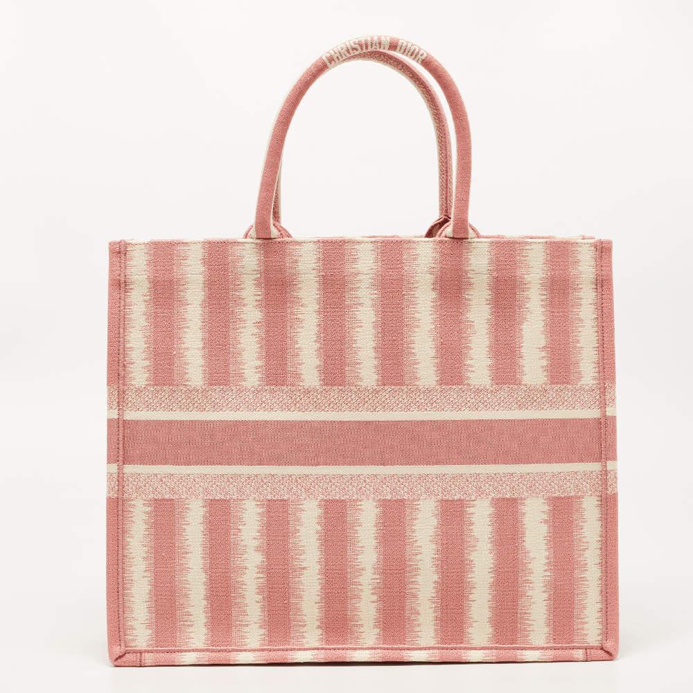 Designed by Maria Grazia Chiuri, the Dior Book Tote is a travel accessory for people with style. The bag here is crafted using canvas into a beautiful structure and is covered in stripes. Two handles, the 'Christian Dior' signature, and a spacious